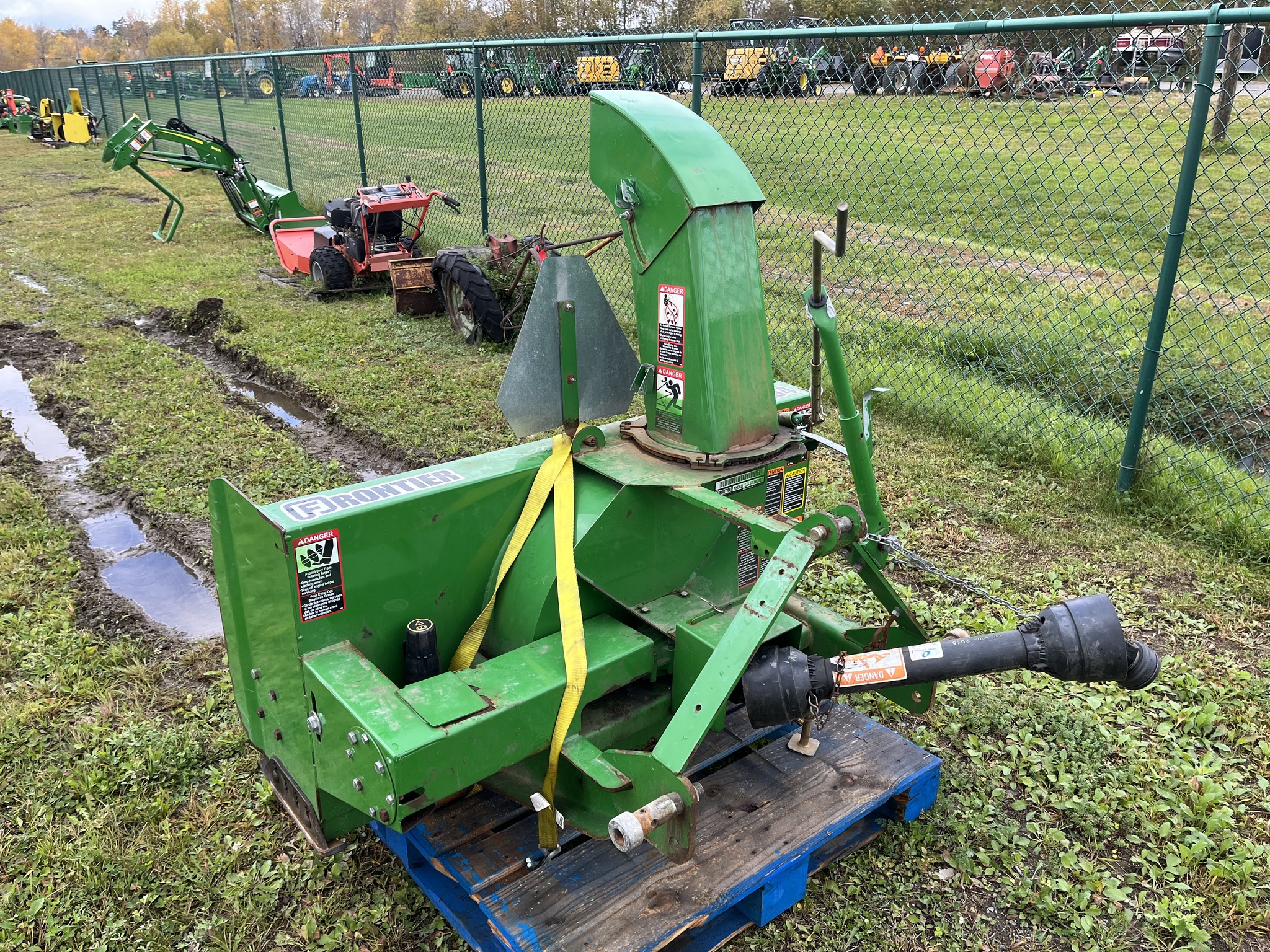 2017 John Deere 1025R Image 11