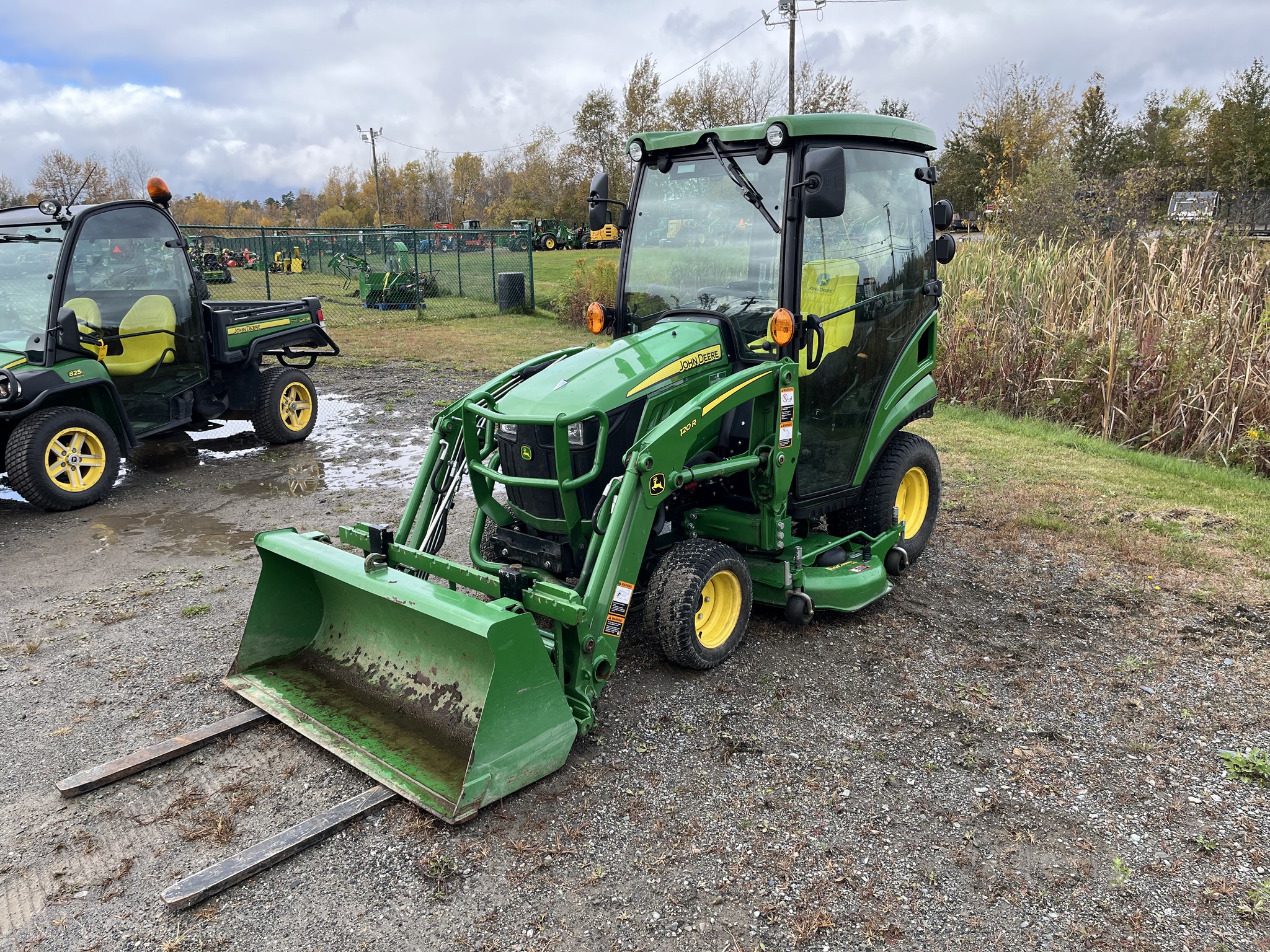 2017 John Deere 1025R Image 5