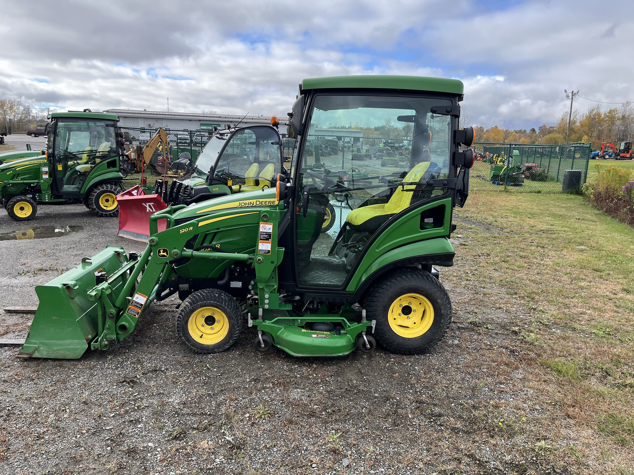 2017 John Deere 1025R Image 4