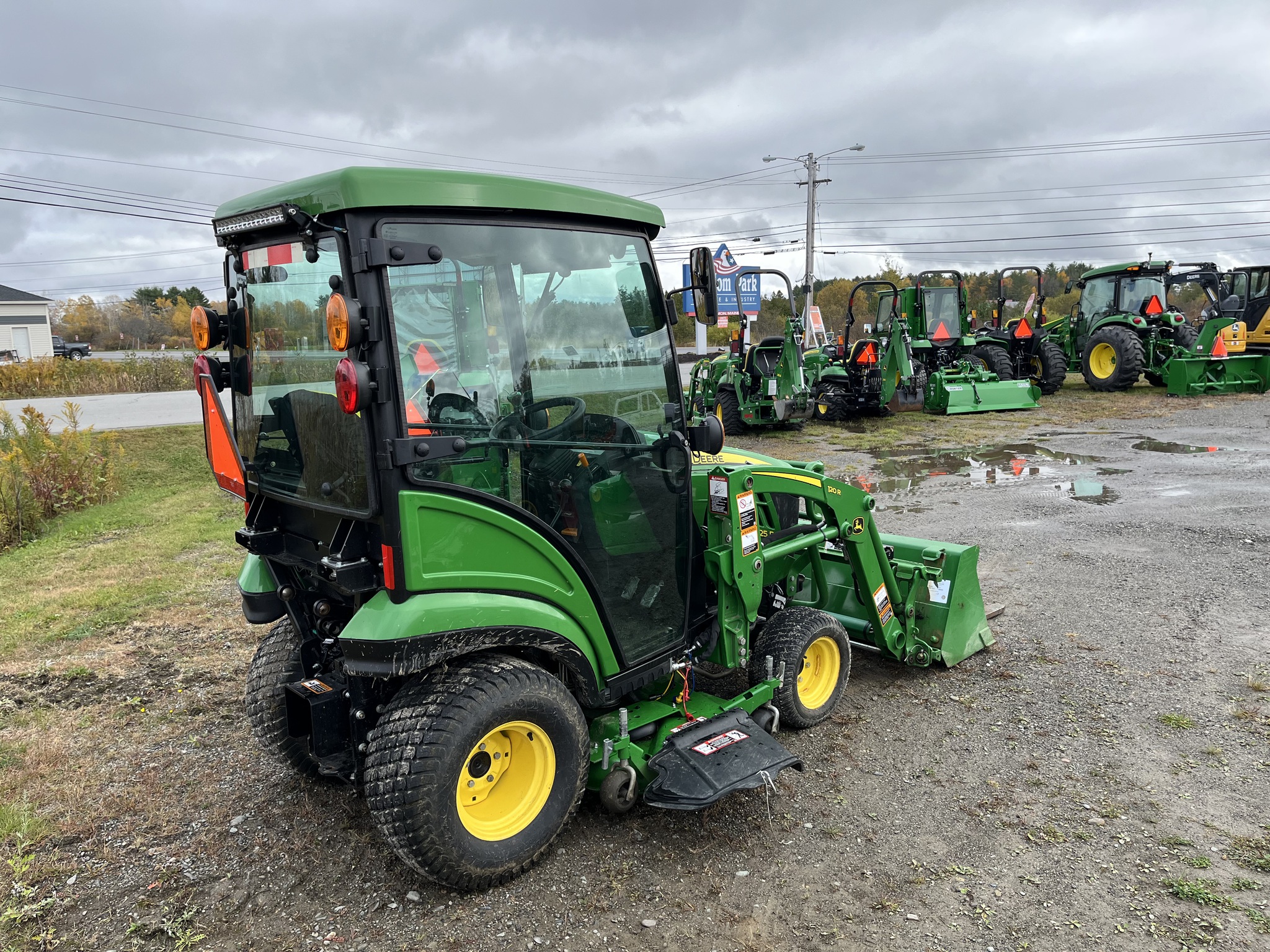 2017 John Deere 1025R Image 2