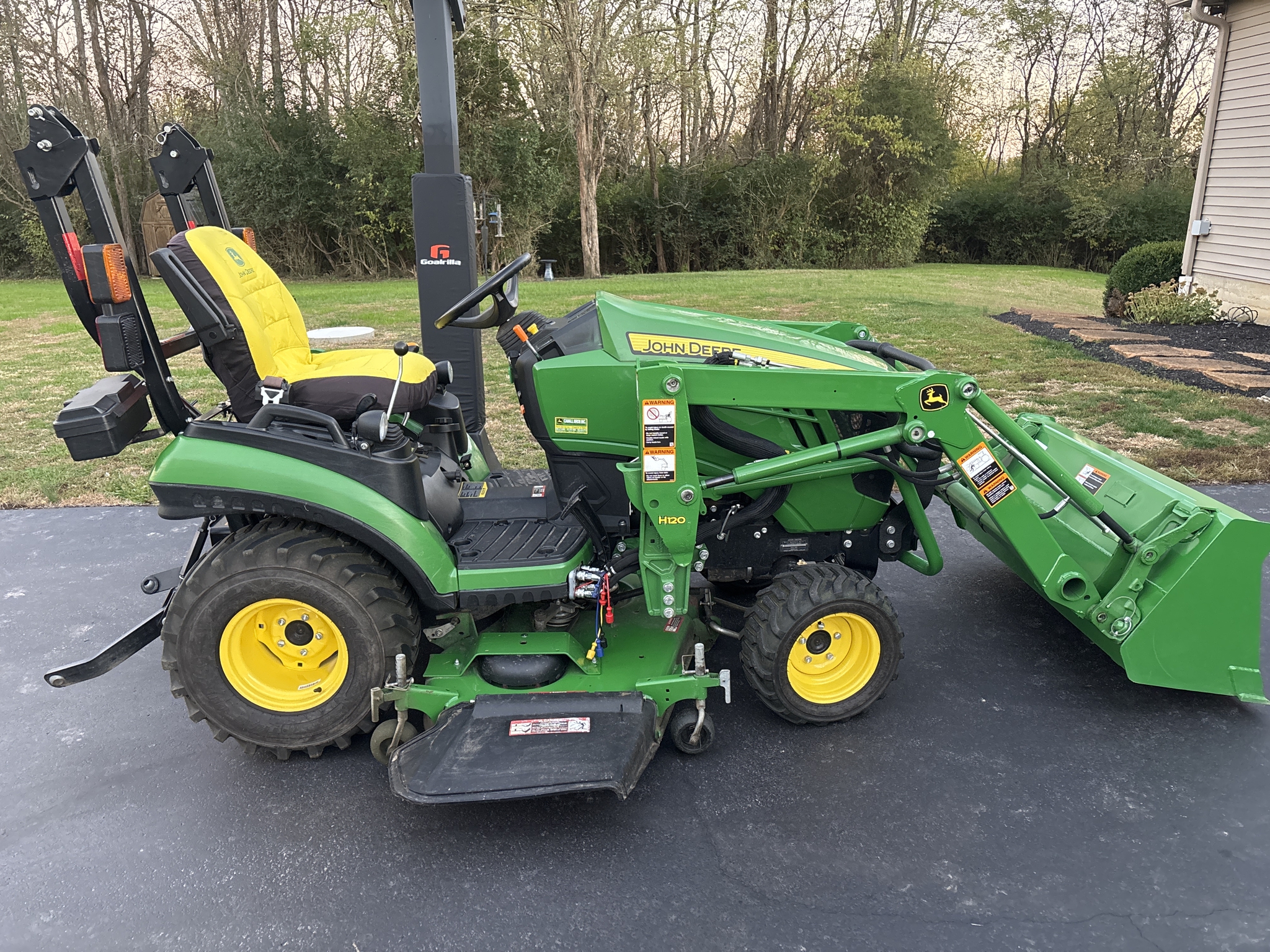 Used 2017 John Deere 1025R Compact Utility Tractors at Koenig Equipment in Amelia, OH - PhotoXL0