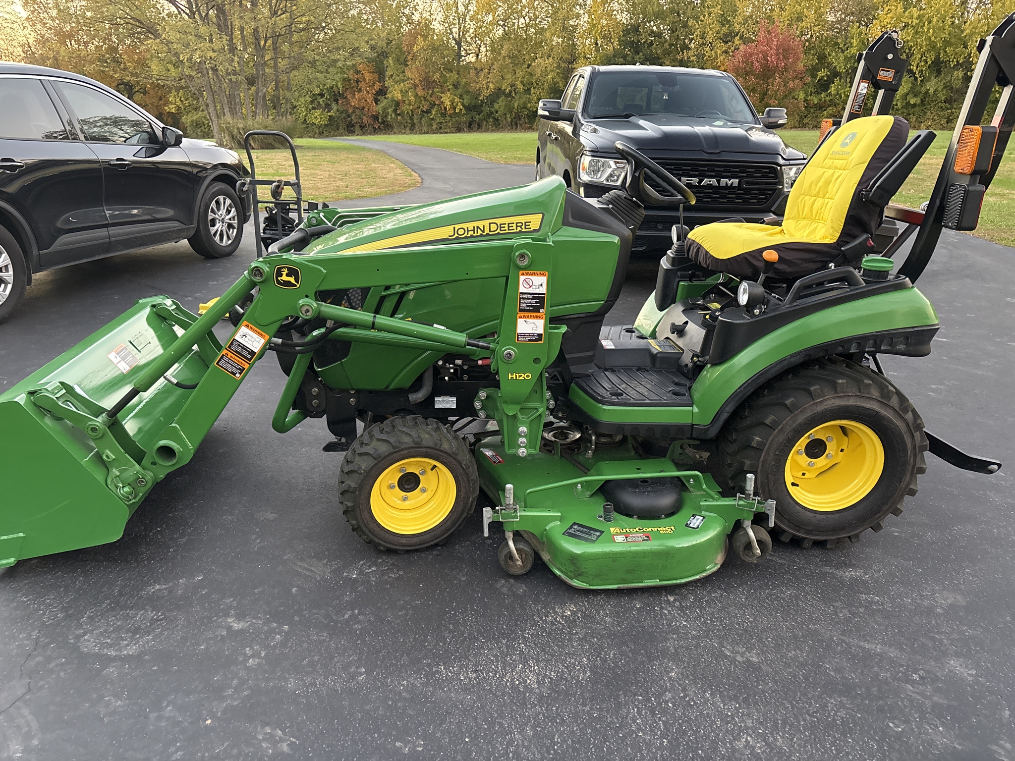 Used 2017 John Deere 1025R Compact Utility Tractors at Koenig Equipment in Amelia, OH - PhotoXL1