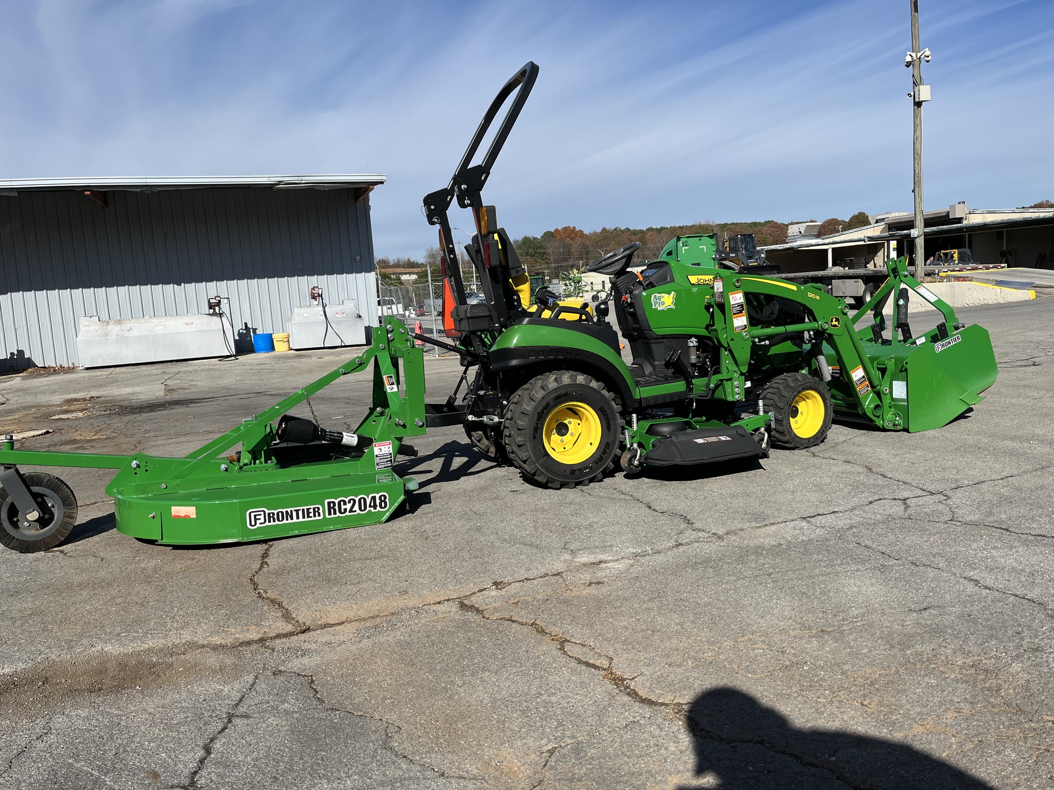 2023 John Deere 1025R Image 3