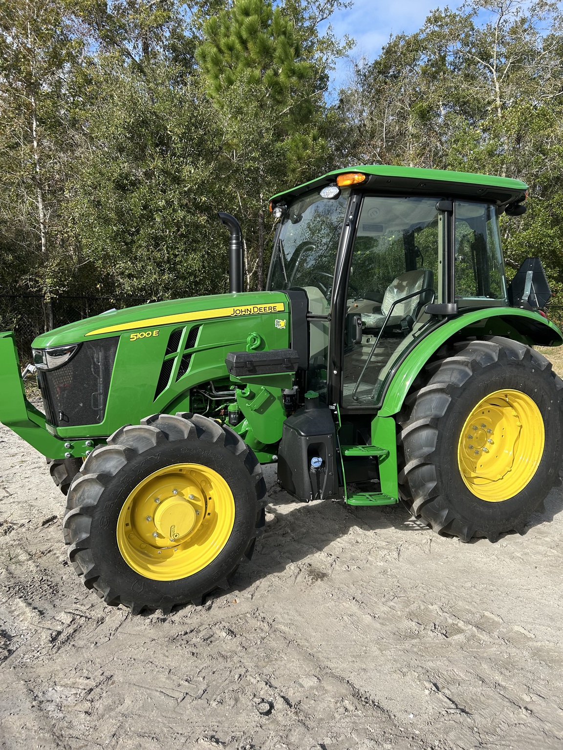 2025 John Deere 5100E Image 2