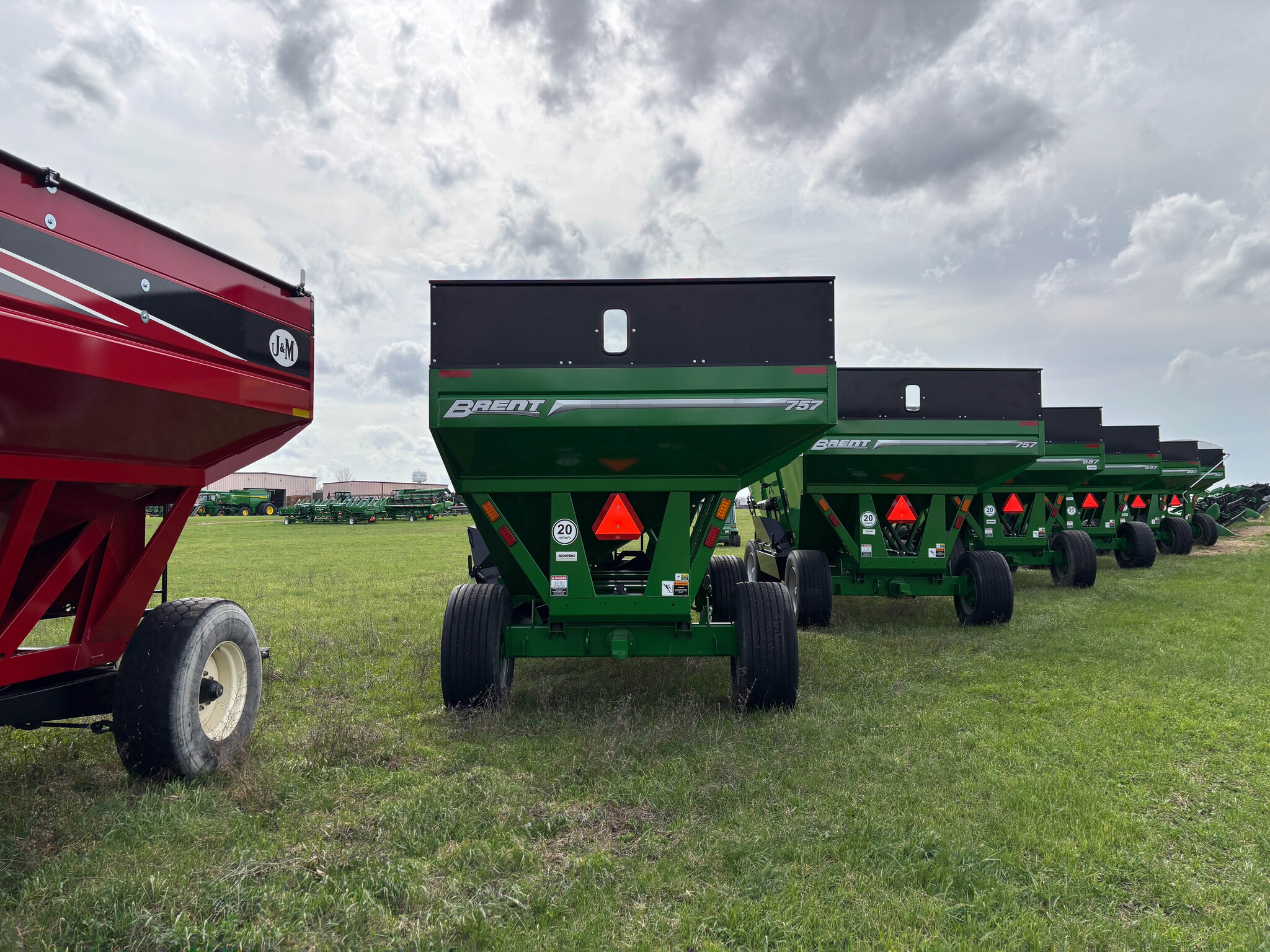 Used -- Brent 757 Grain Carts at Koenig Equipment in Anna, OH - PhotoXL3