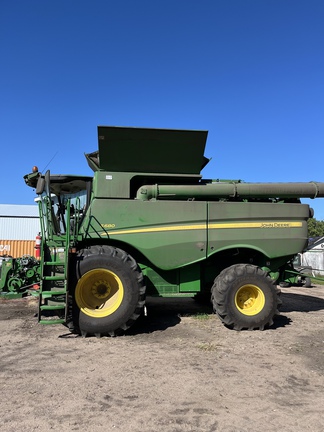  John Deere S680