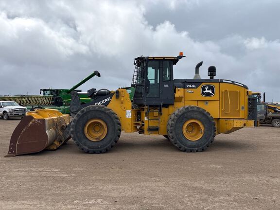 2020 John Deere 744L