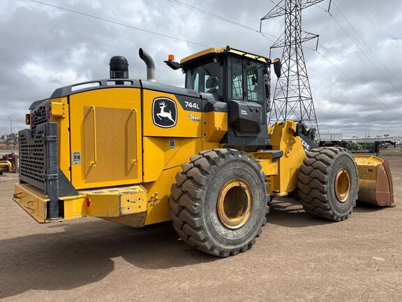 2020 John Deere 744L
