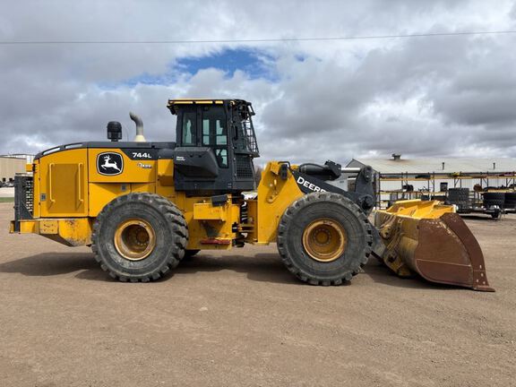 2020 John Deere 744L