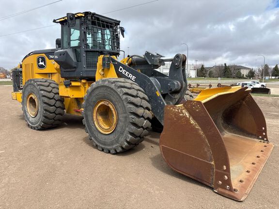 2020 John Deere 744L