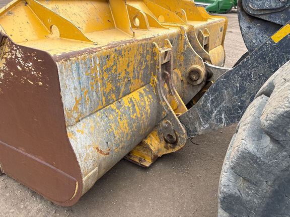 2020 John Deere 744L