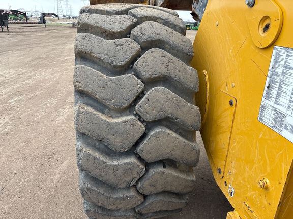 2020 John Deere 744L