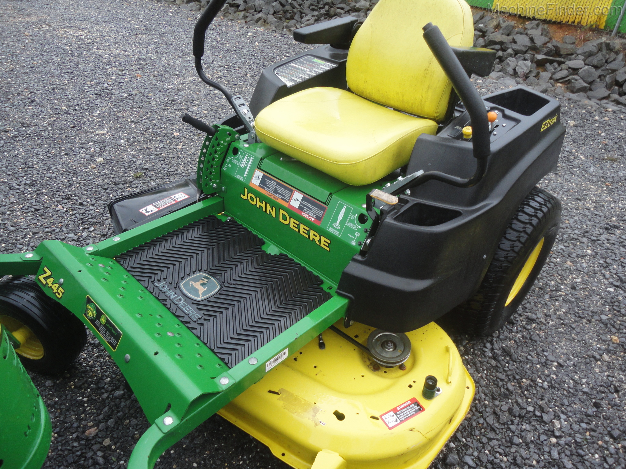 2015 John Deere Z445 Image 2