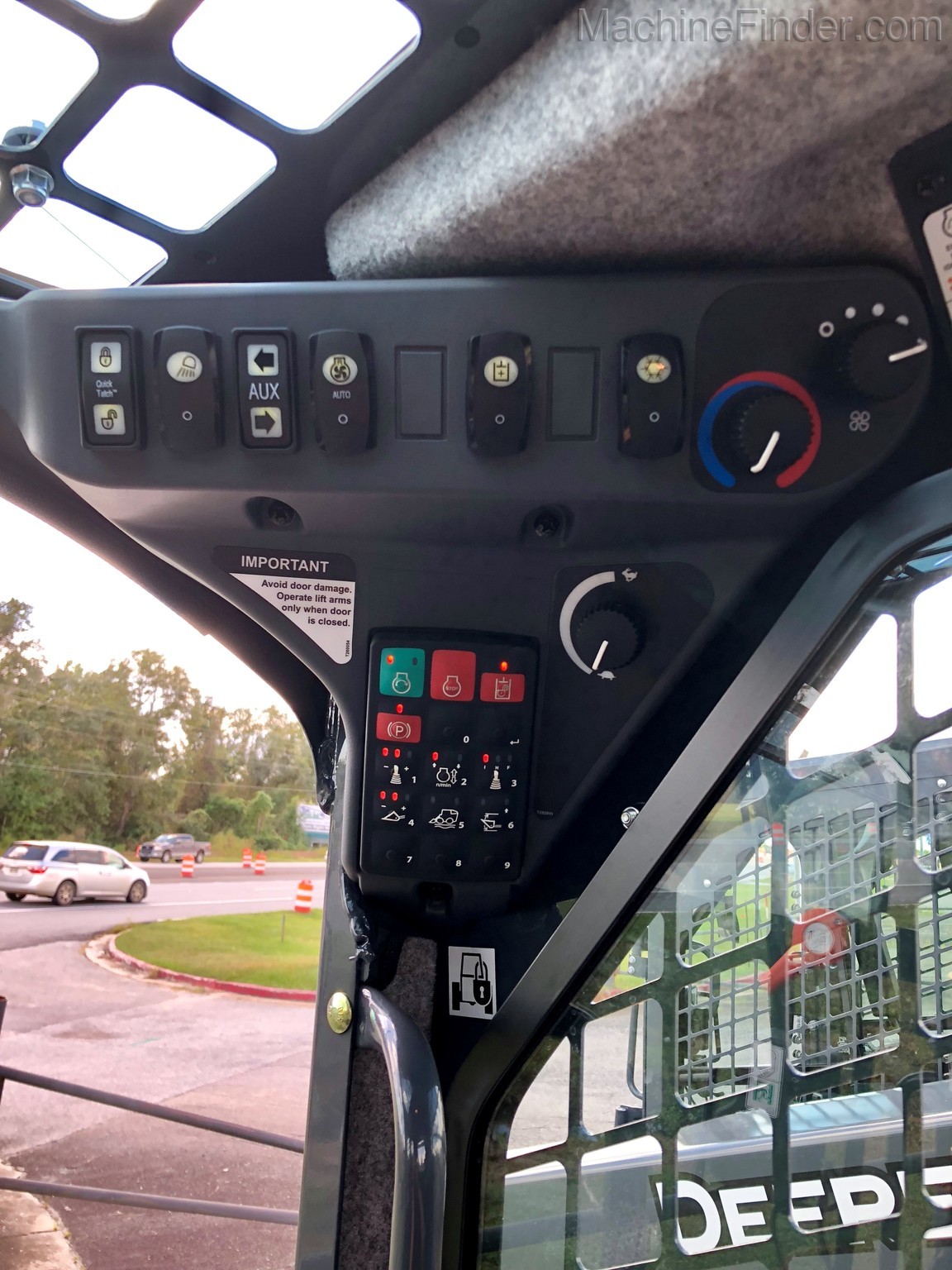 2020 John Deere 333G Image 8