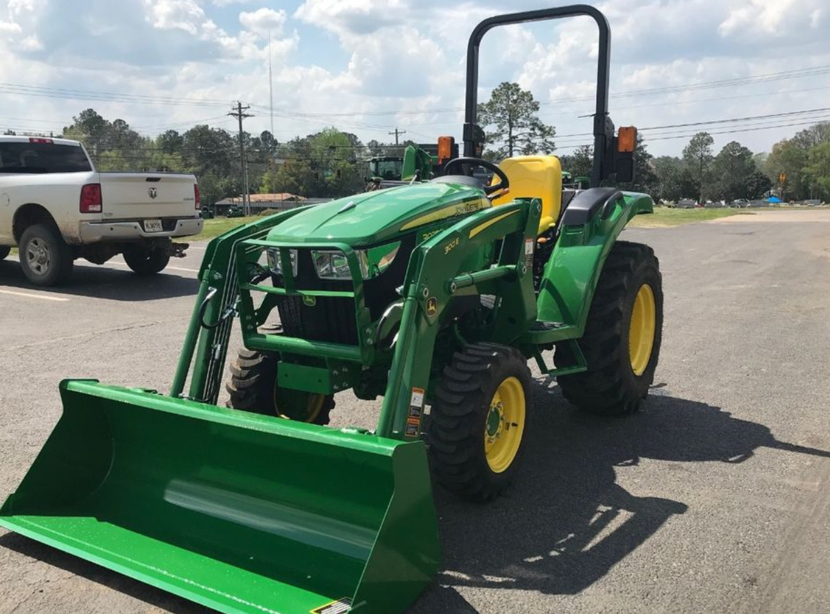 2023 John Deere 3035D Image 4