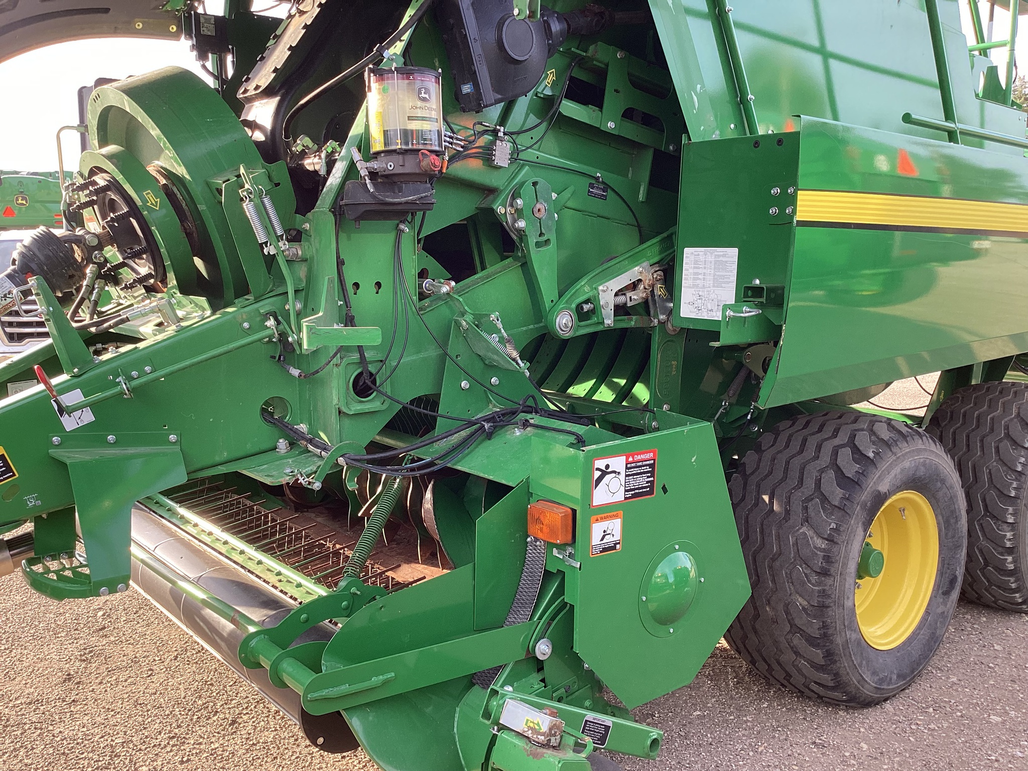 2022 John Deere L341 Image 10