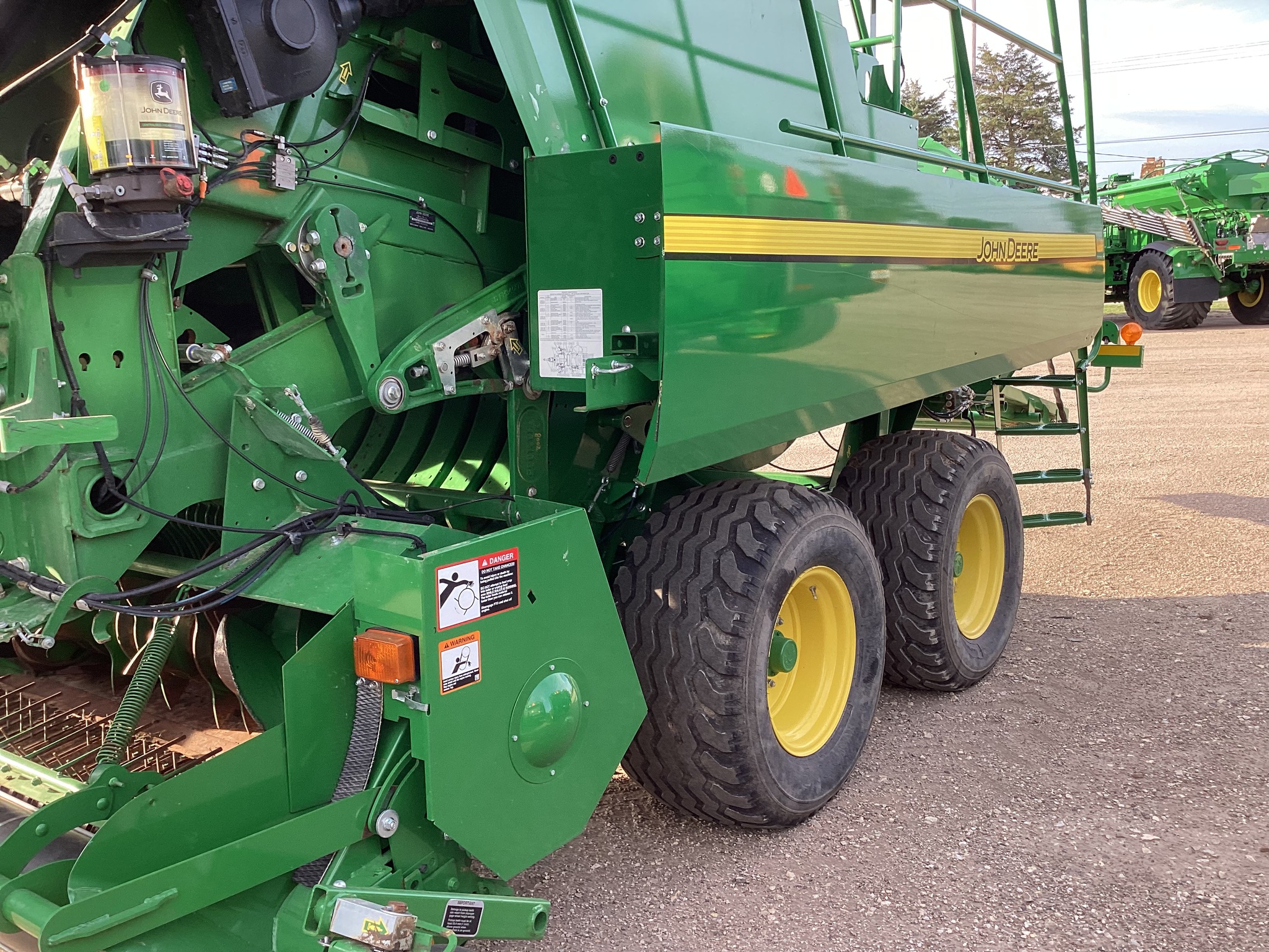 2022 John Deere L341 Image 11