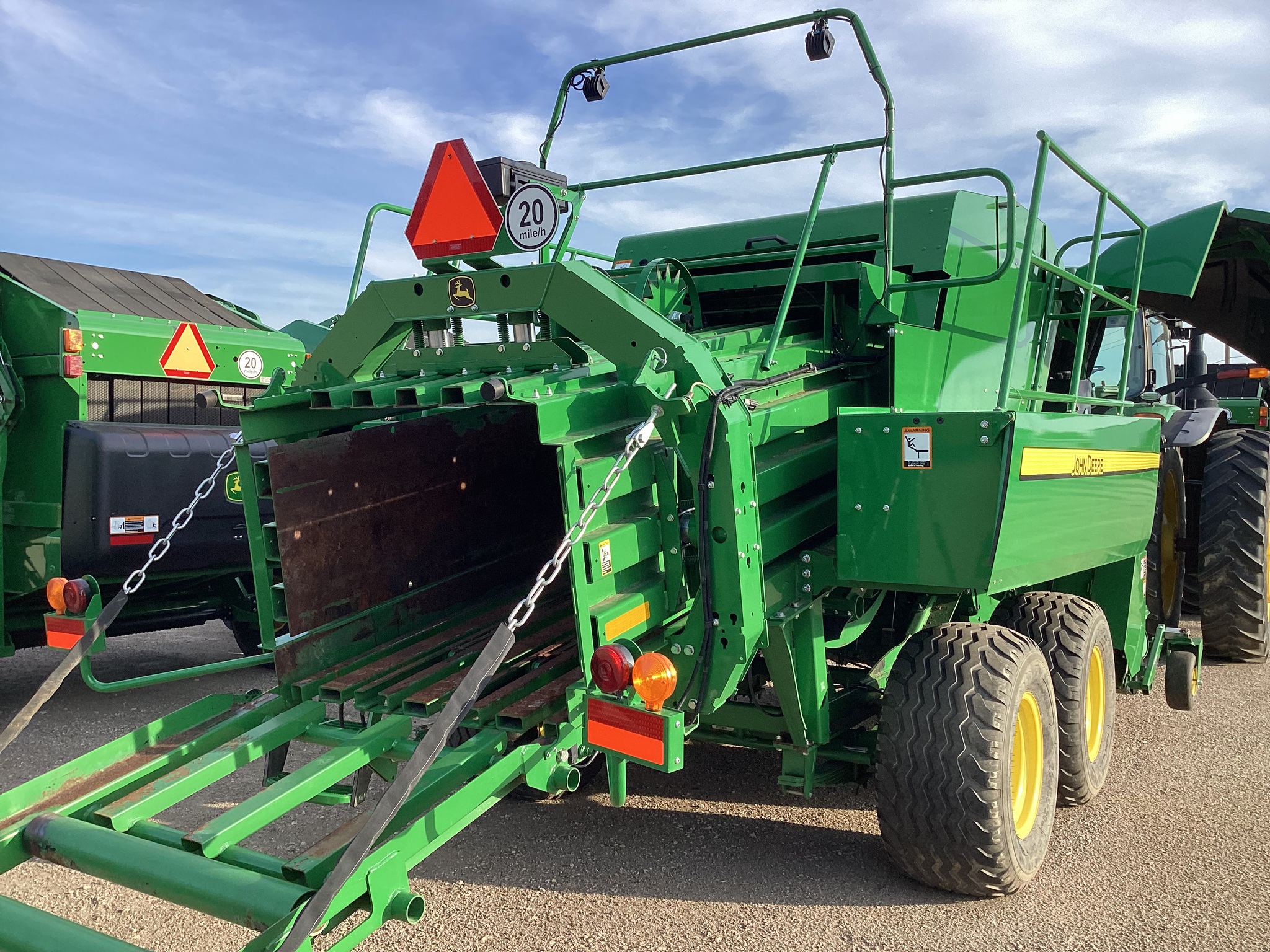 2022 John Deere L341 Image 6