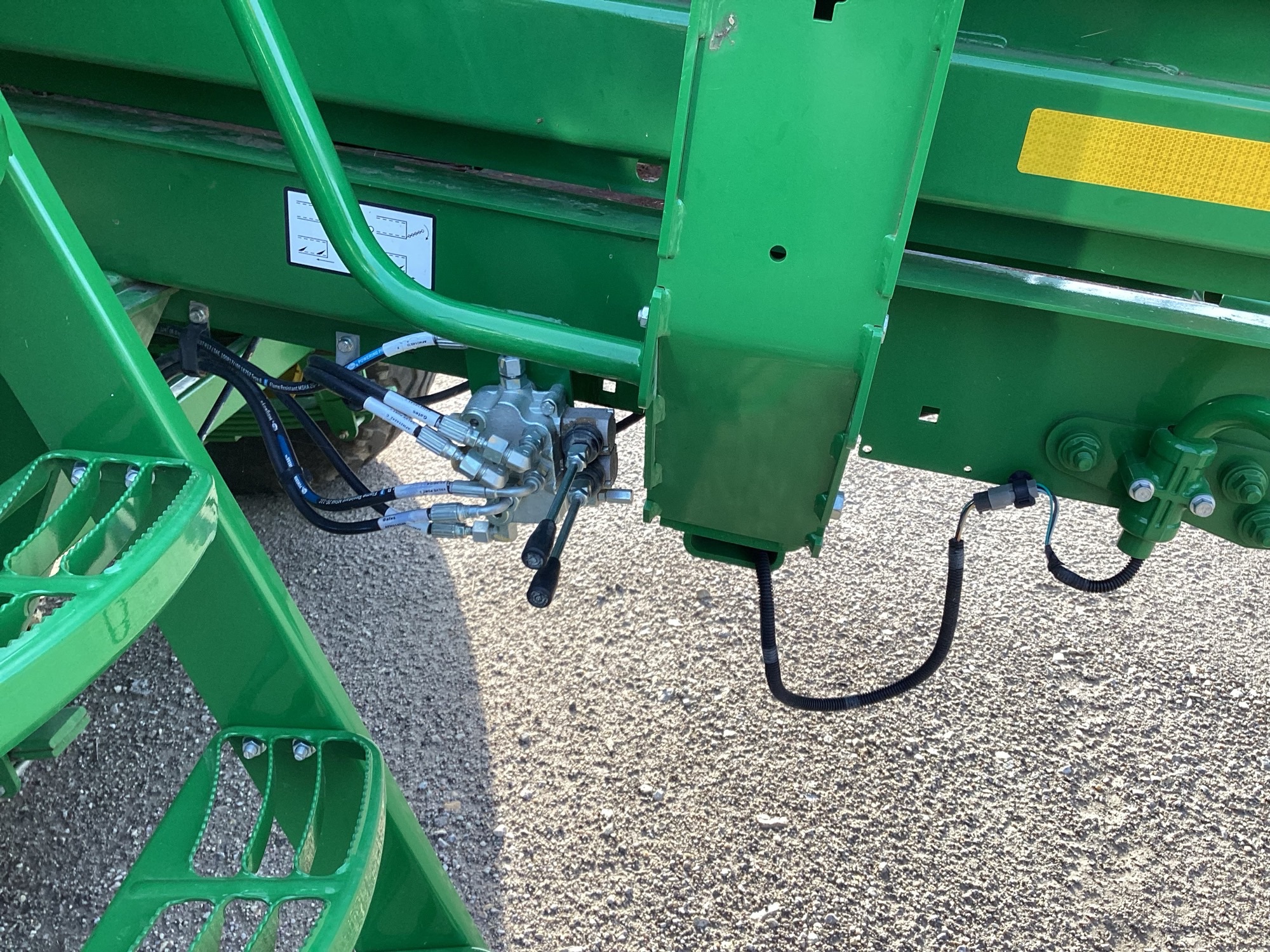 2022 John Deere L341 Image 14