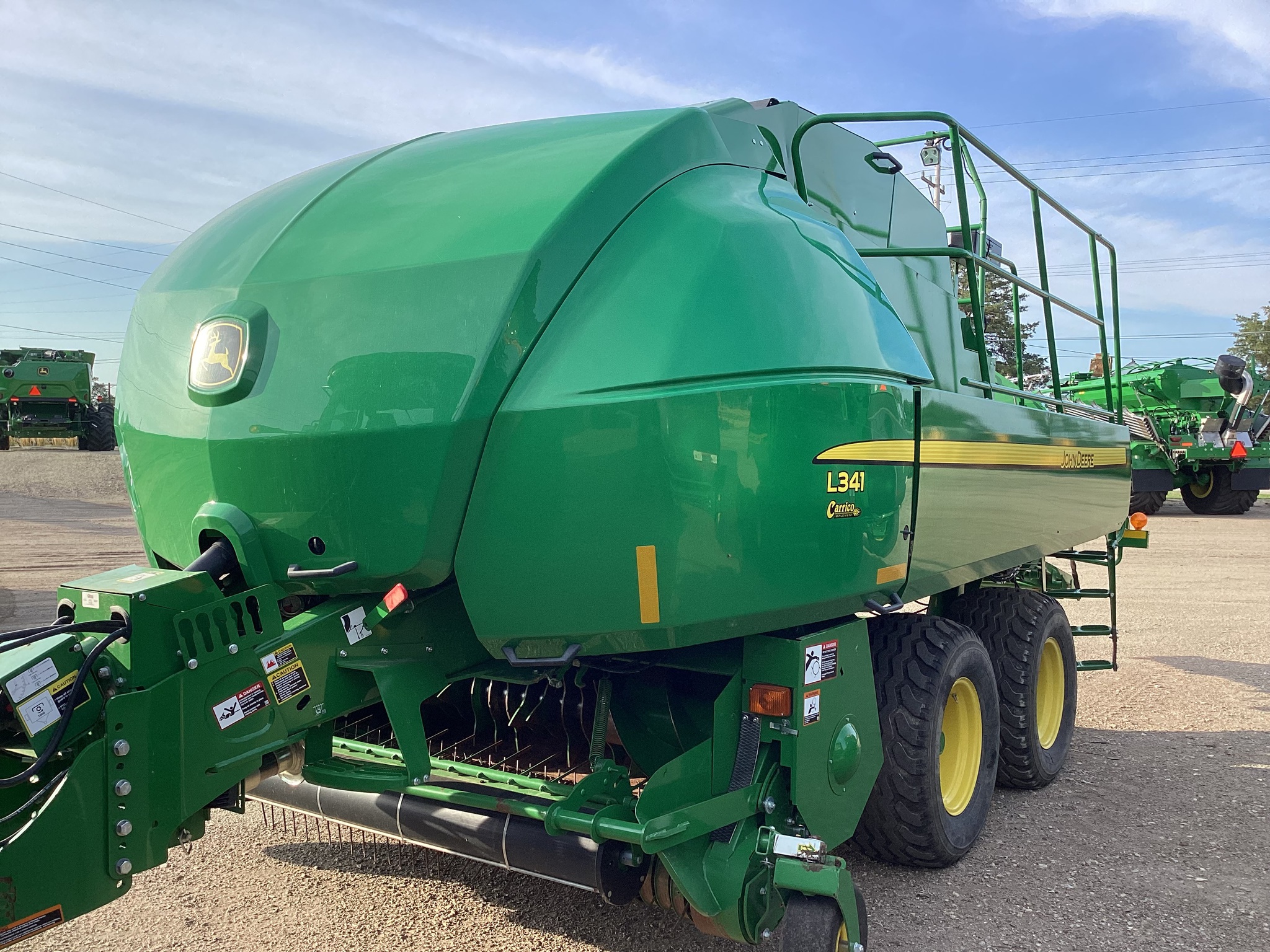 2022 John Deere L341 Image 3