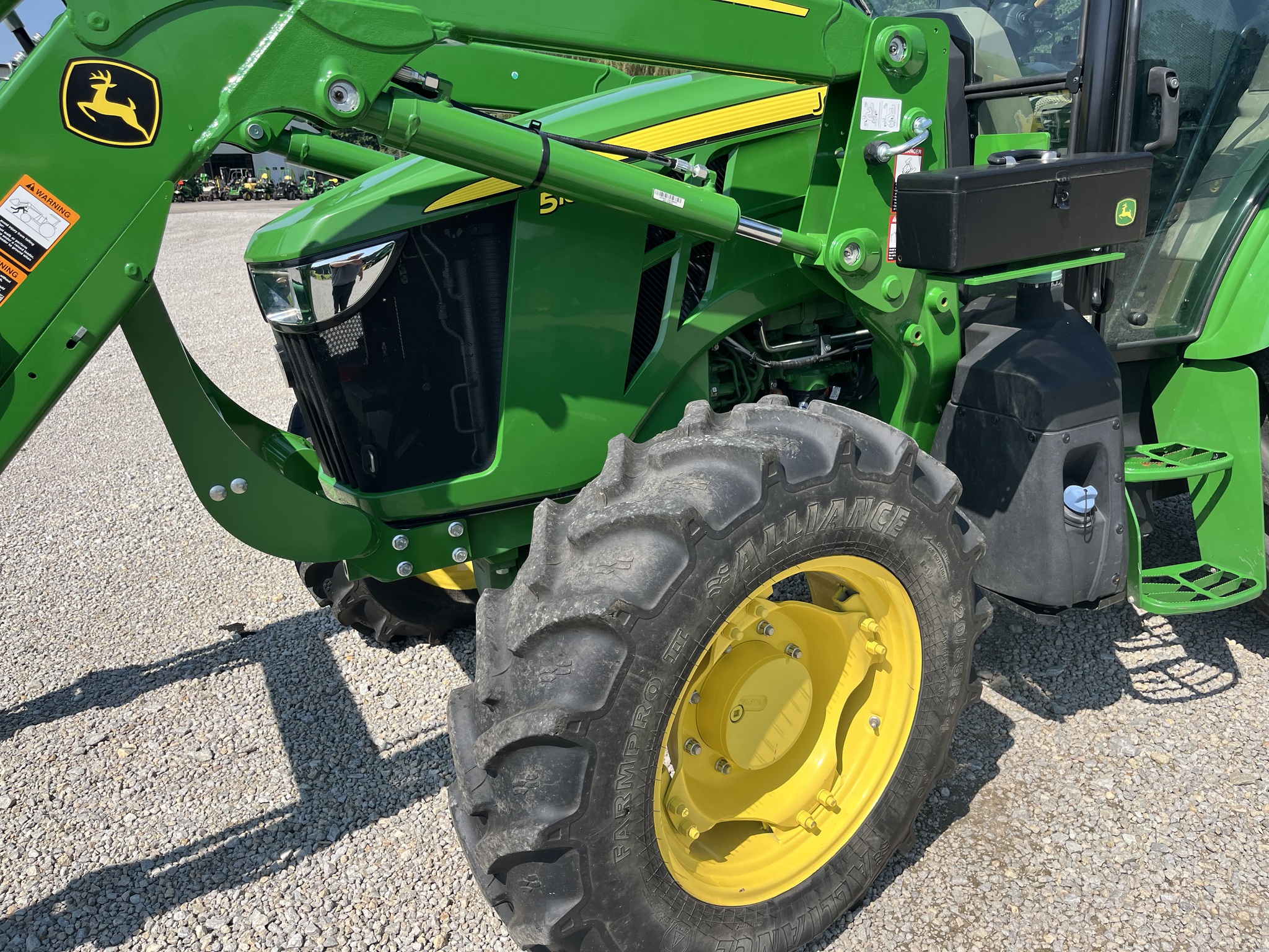 2022 John Deere 5100M Image 3