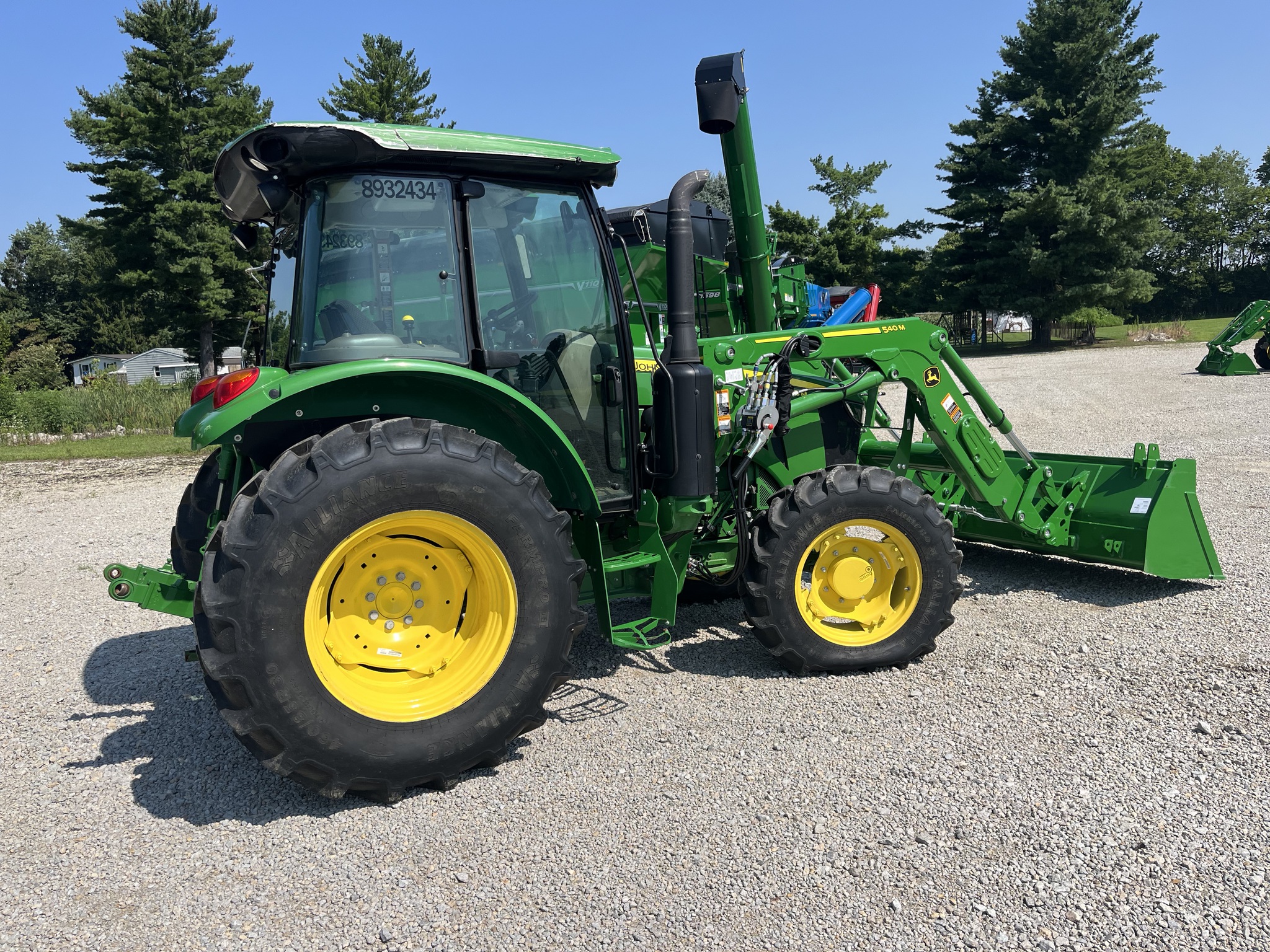 2022 John Deere 5100M Image 9