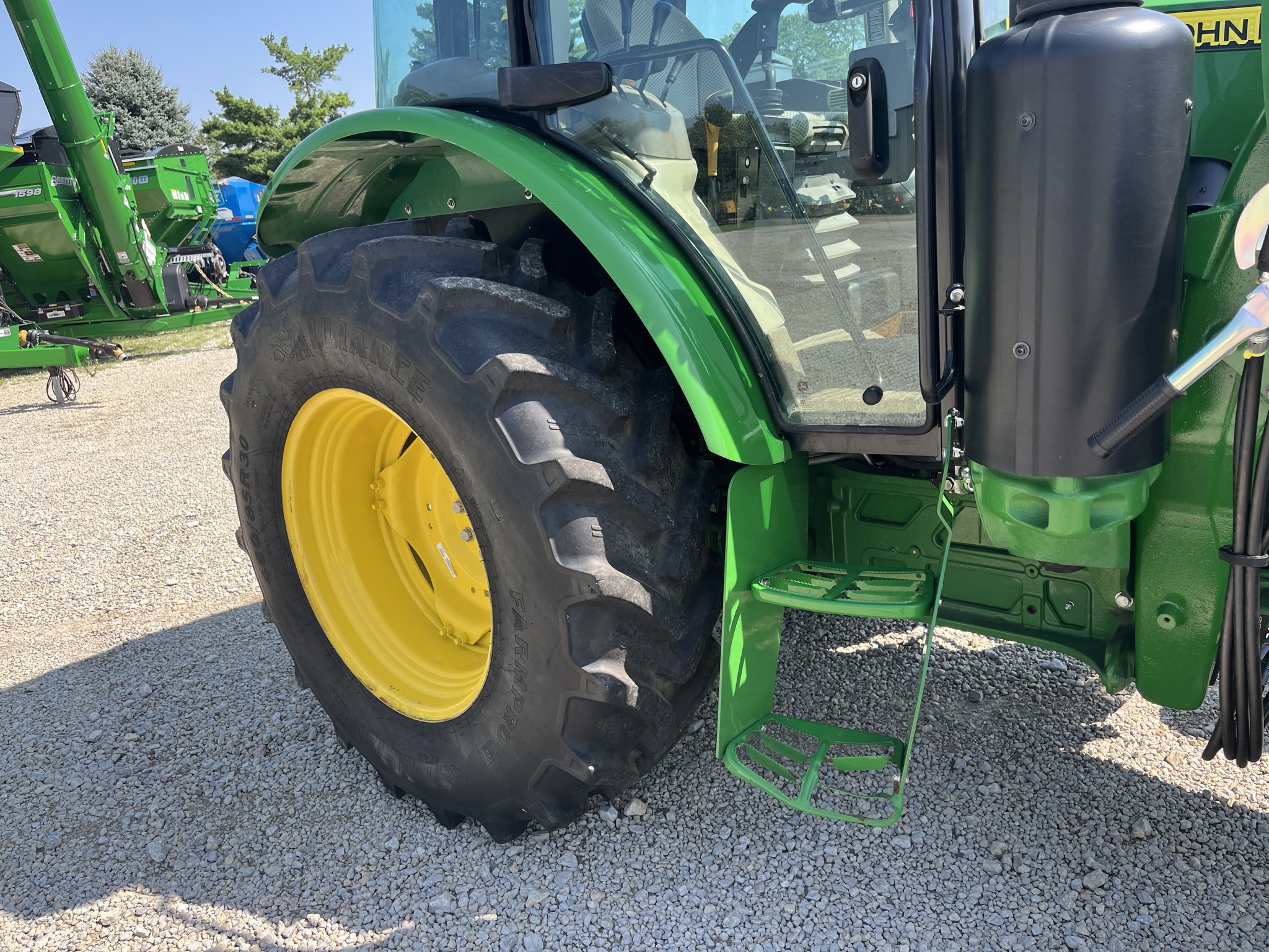 2022 John Deere 5100M Image 12