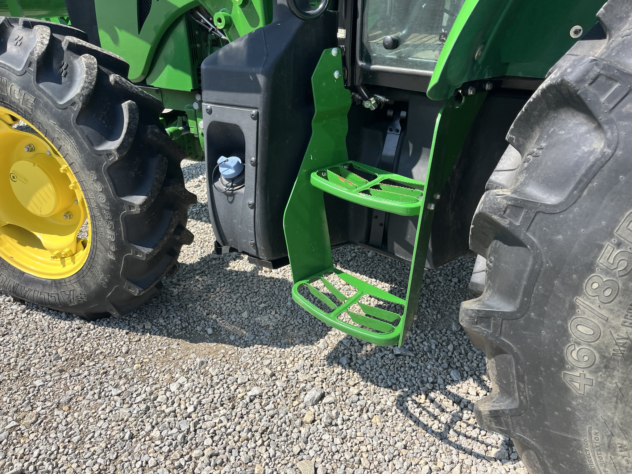 2022 John Deere 5100M Image 17