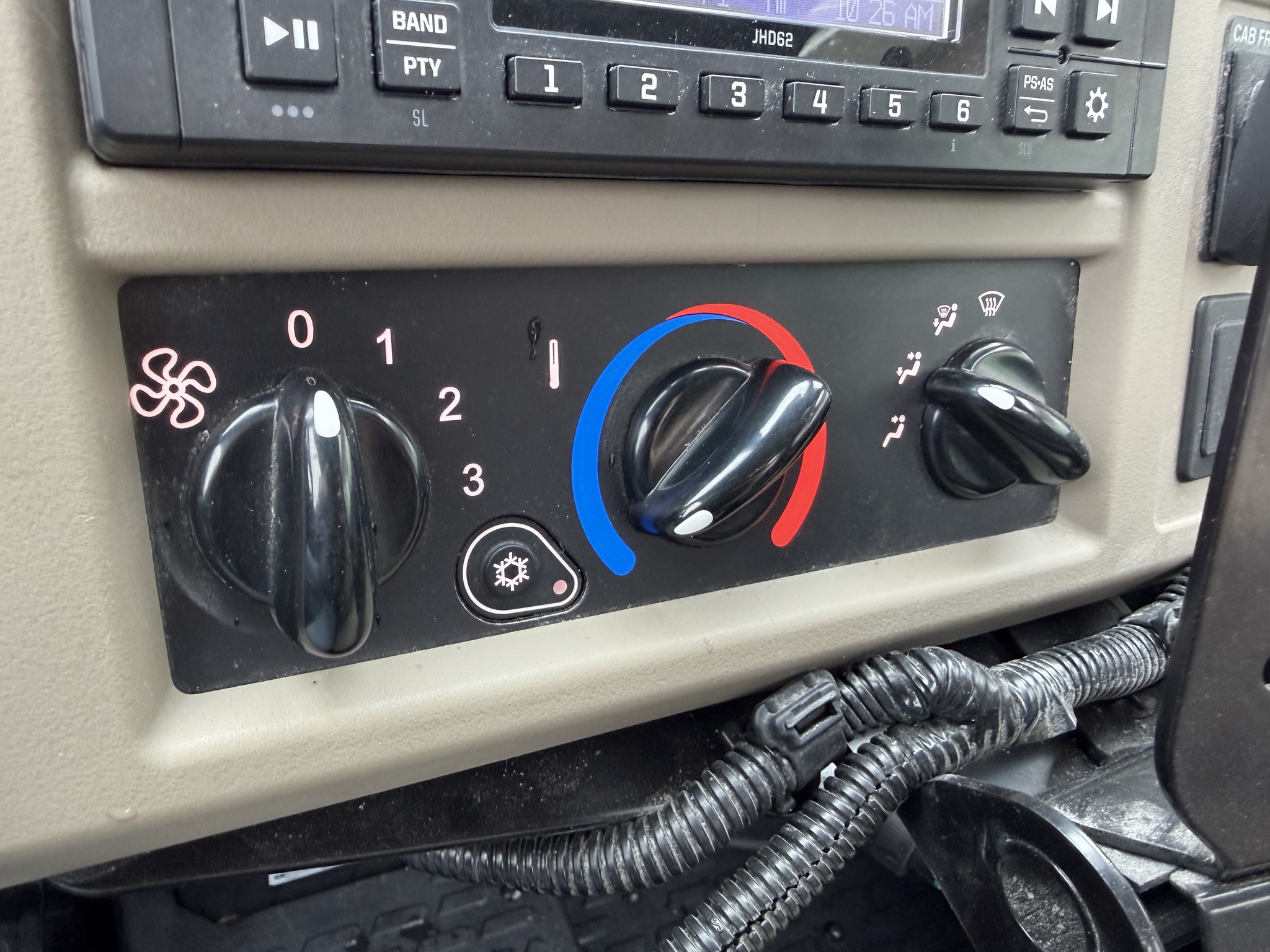 2024 John Deere XUV 835R Image 14