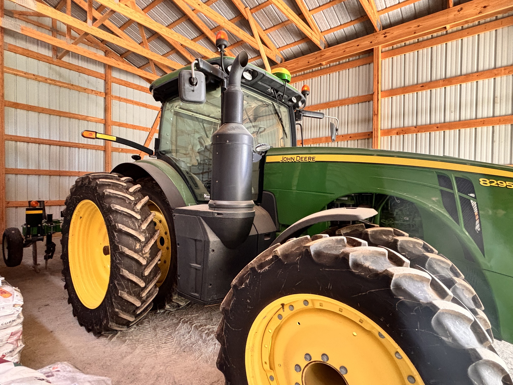 2014 John Deere 8295R Image 8