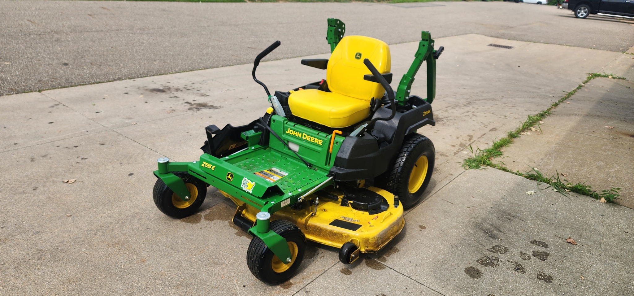 2021 John Deere Z515E Image 1