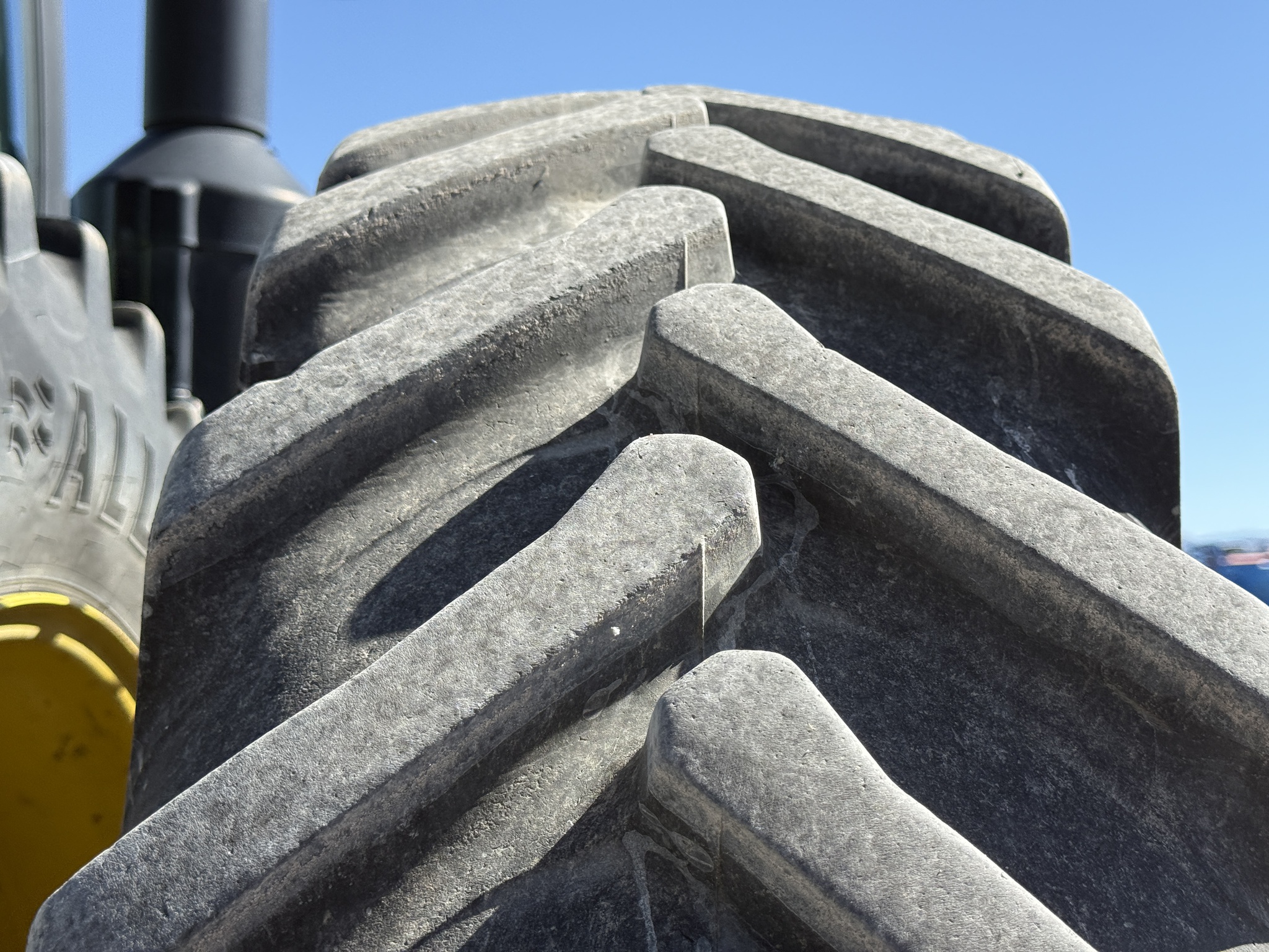 2016 John Deere 8270R Image 36