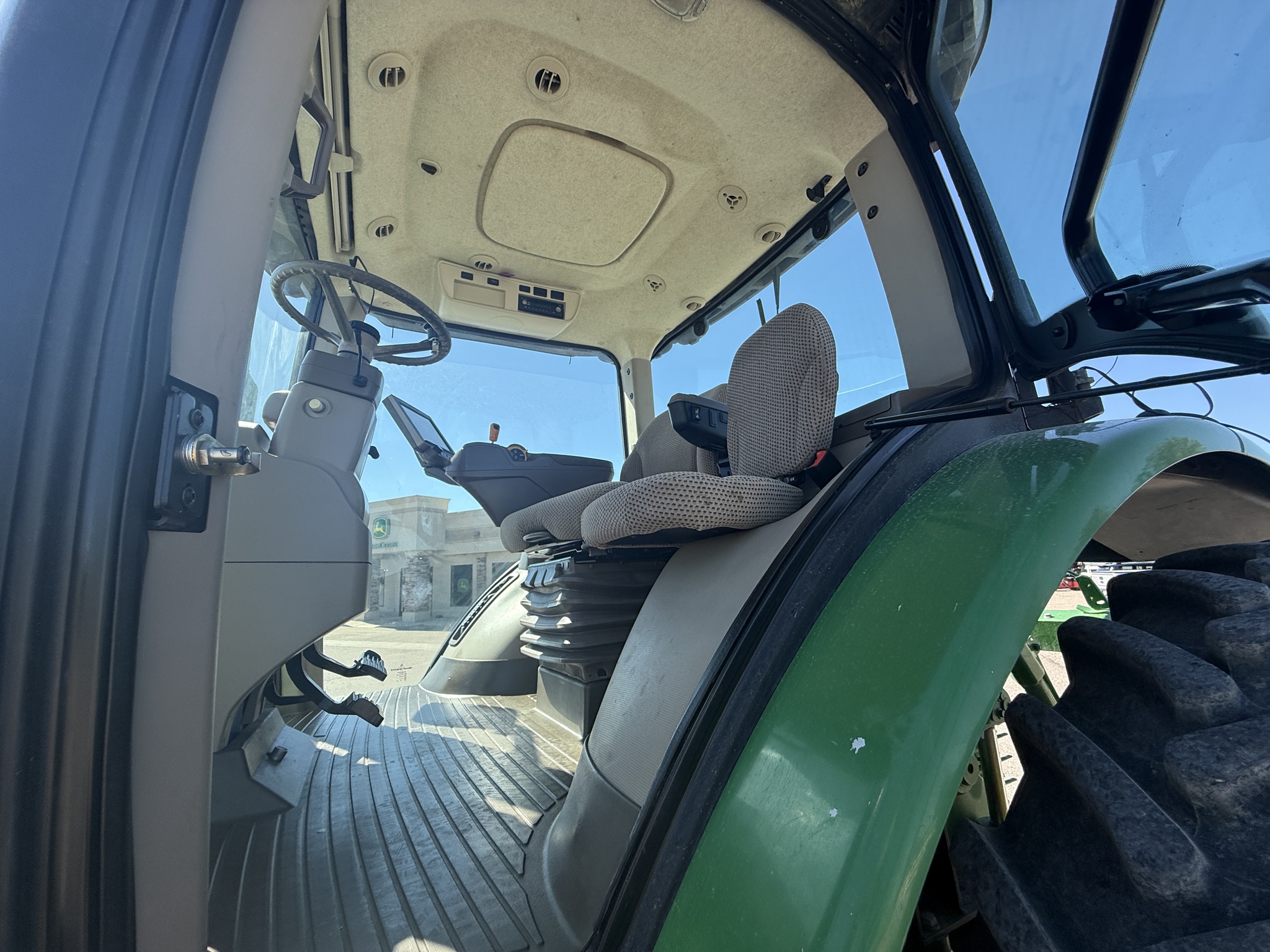 2016 John Deere 8270R Image 9