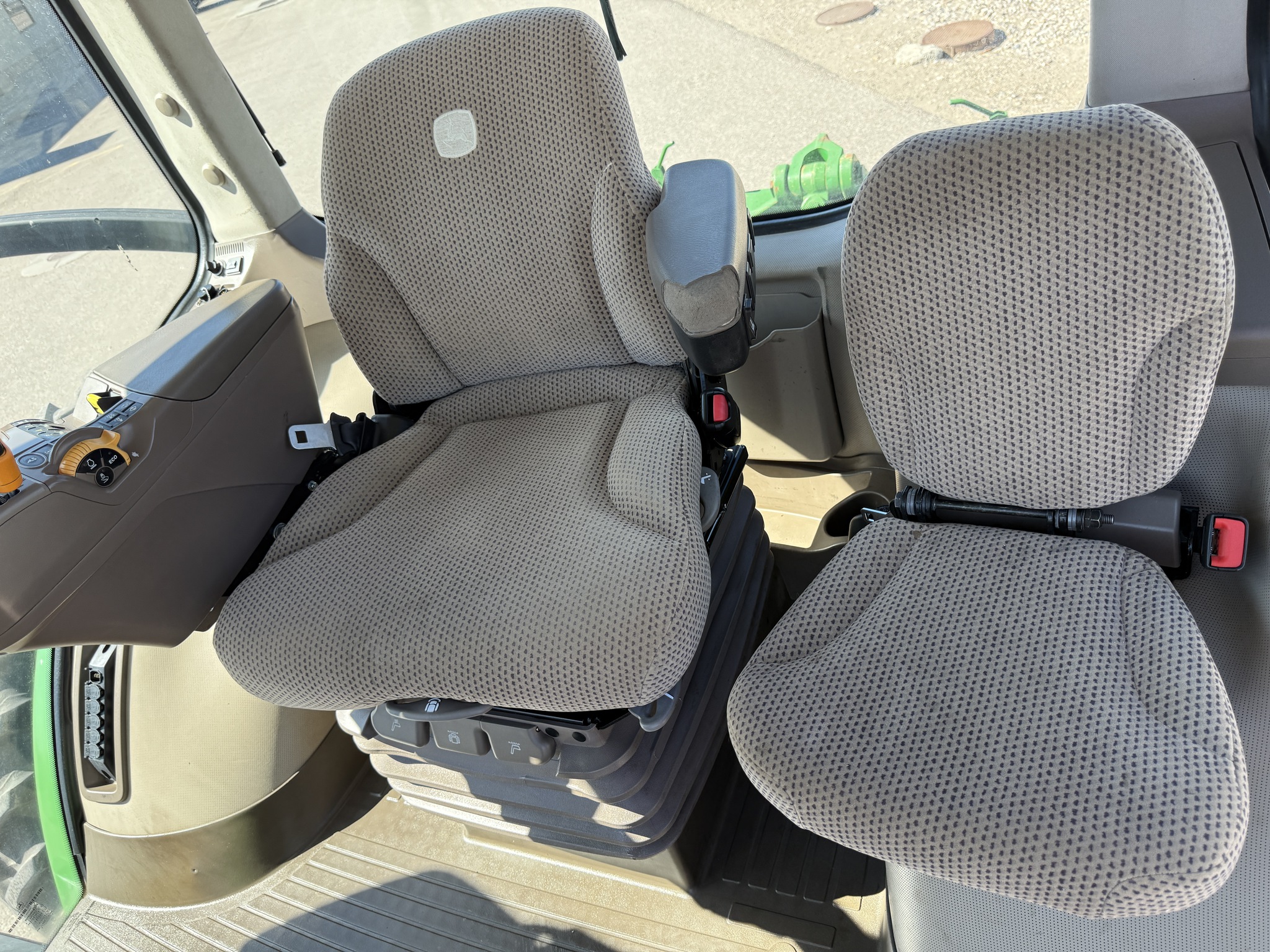 2016 John Deere 8270R Image 13