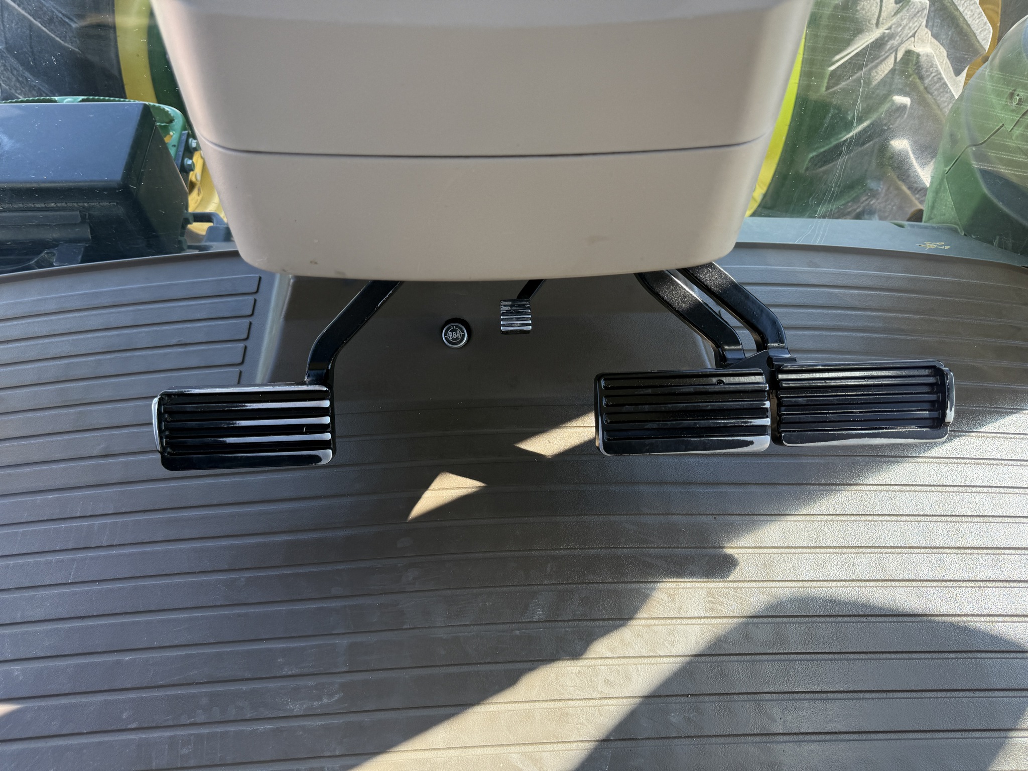 2016 John Deere 8270R Image 12