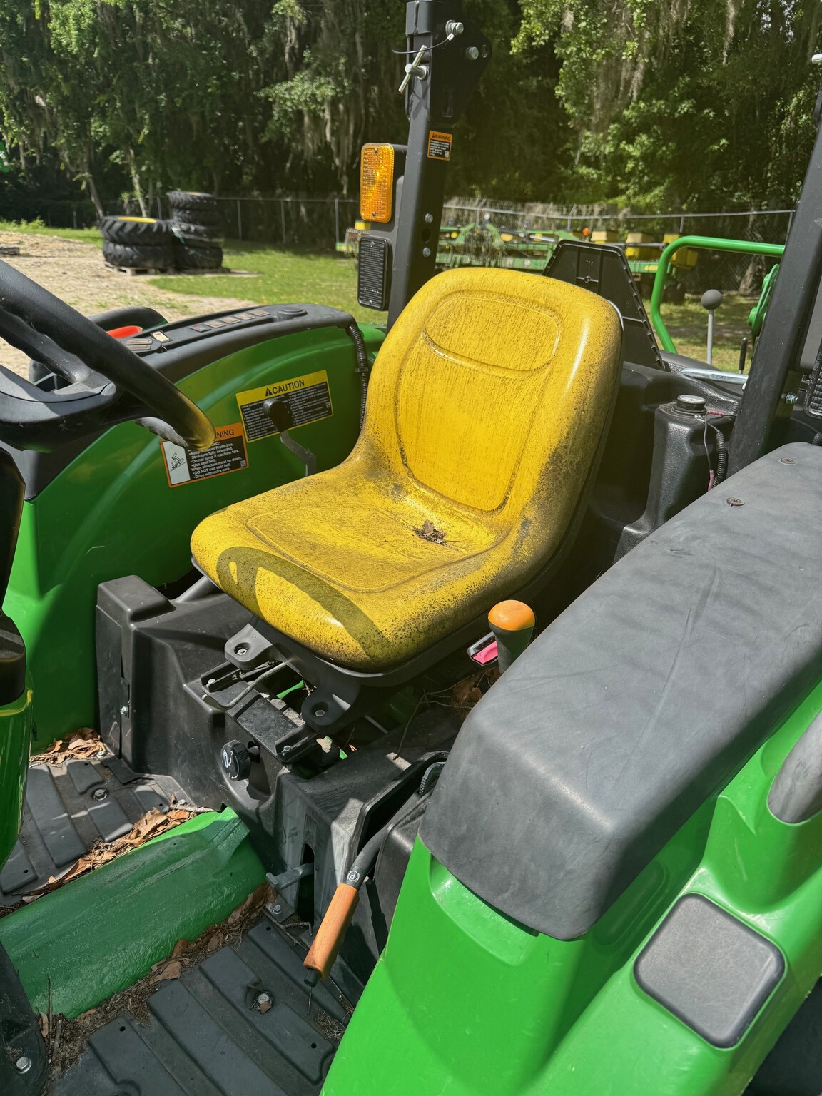 2023 John Deere 4052M Image 5
