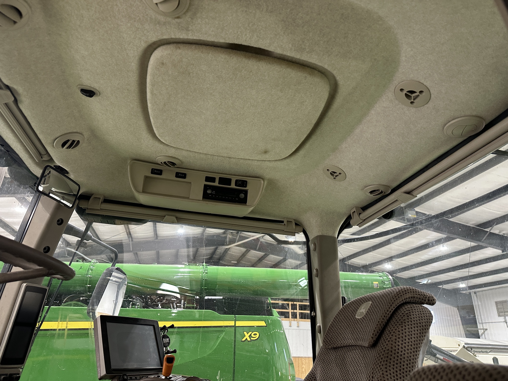 2015 John Deere 9420R Image 17