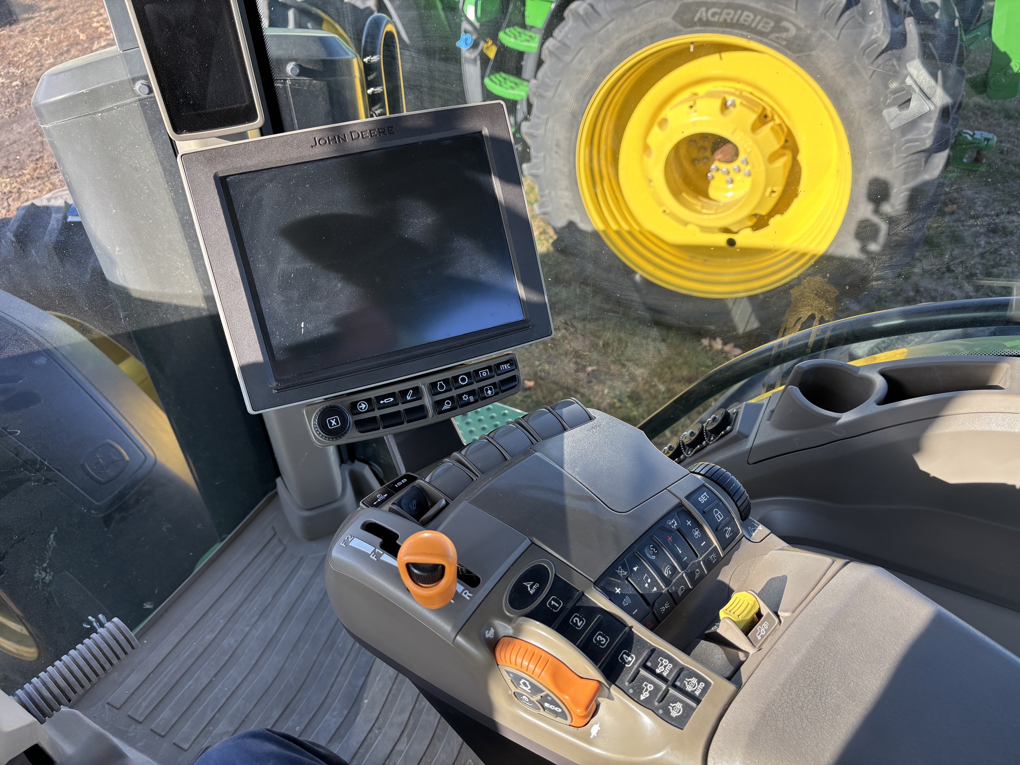  2022 John Deere 8R 370 at Heritage Tractor in Monmouth, IL