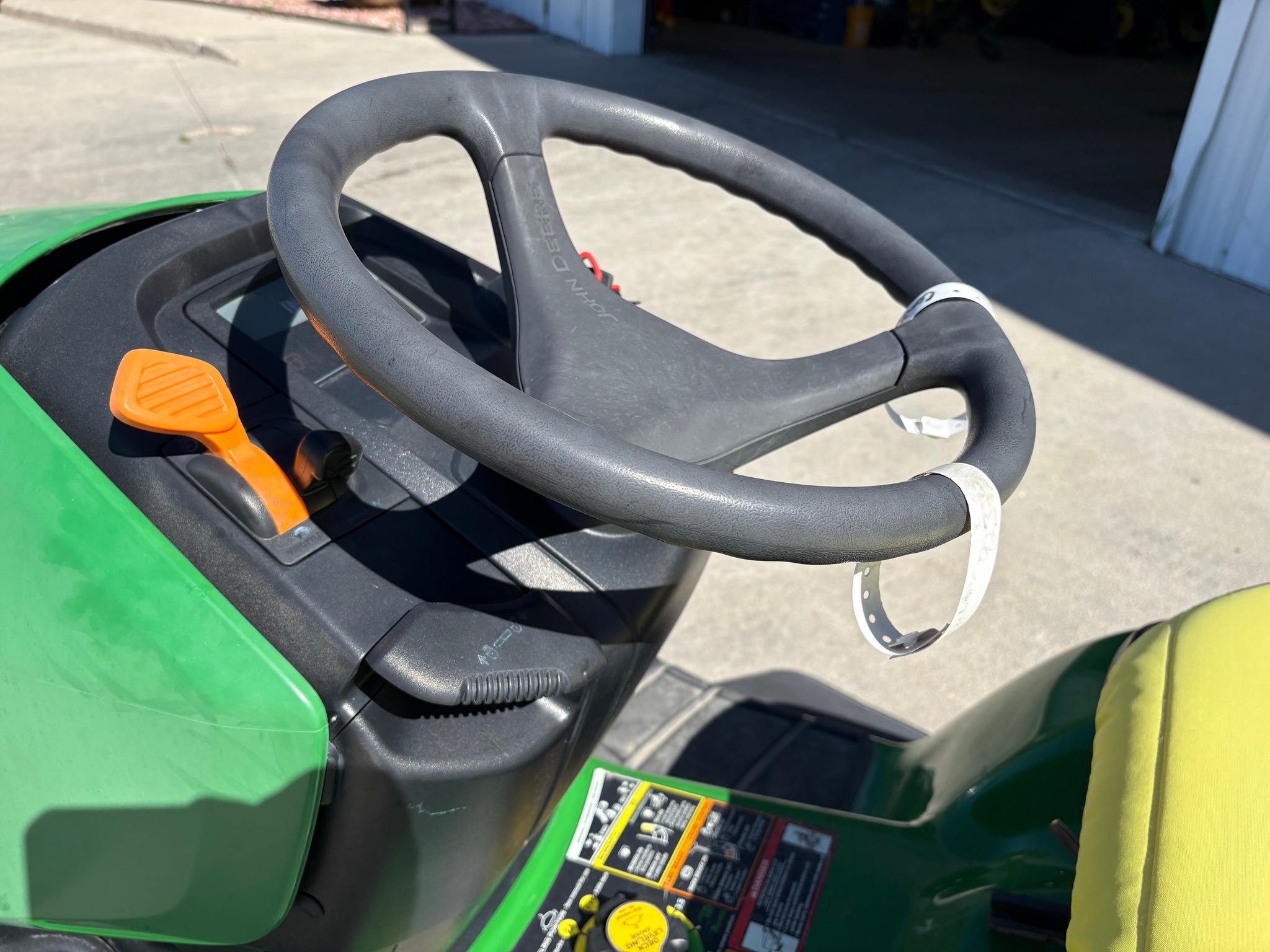 2022 John Deere X300 Image 8