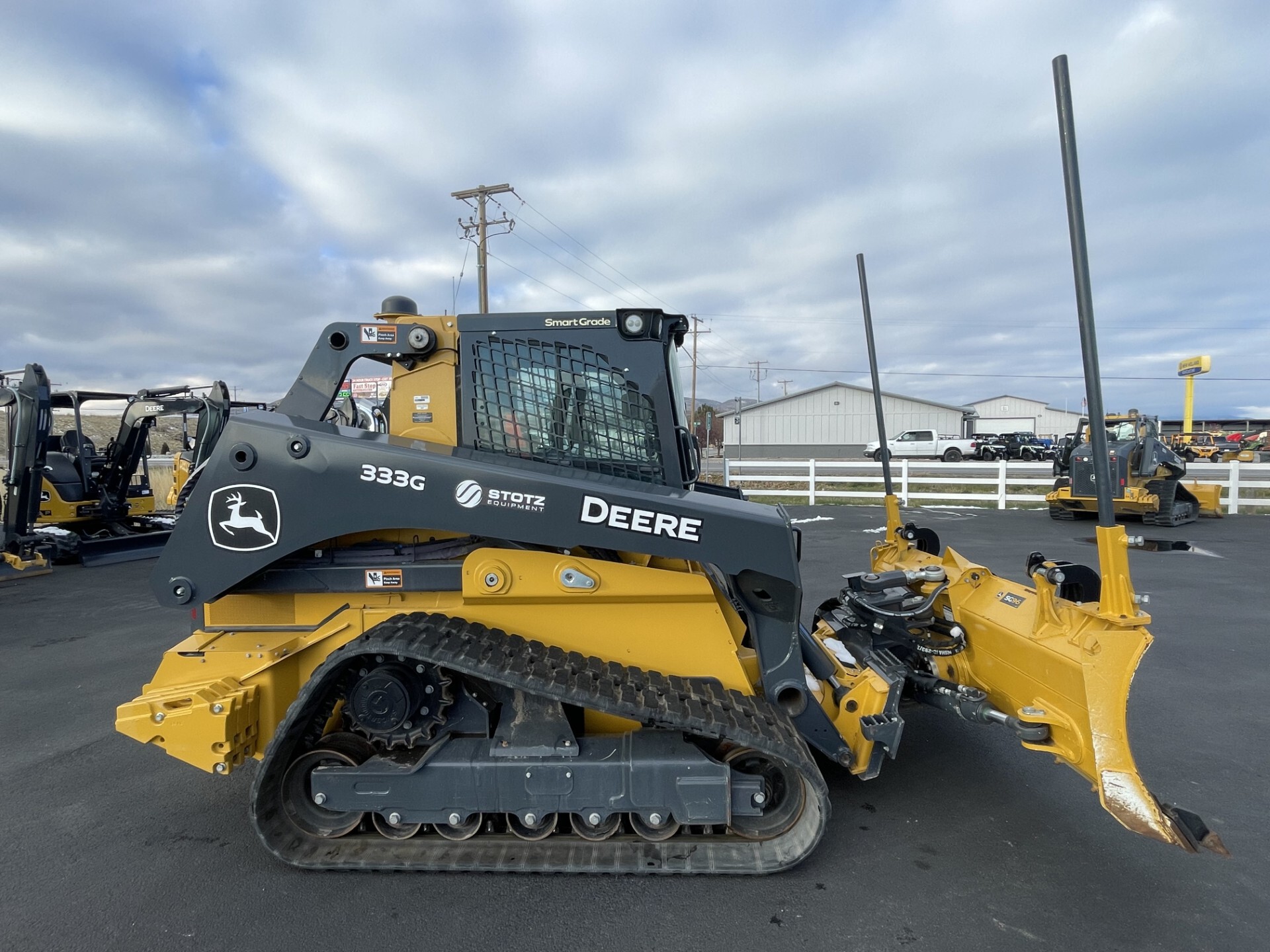 2023 John Deere 333G Image 3