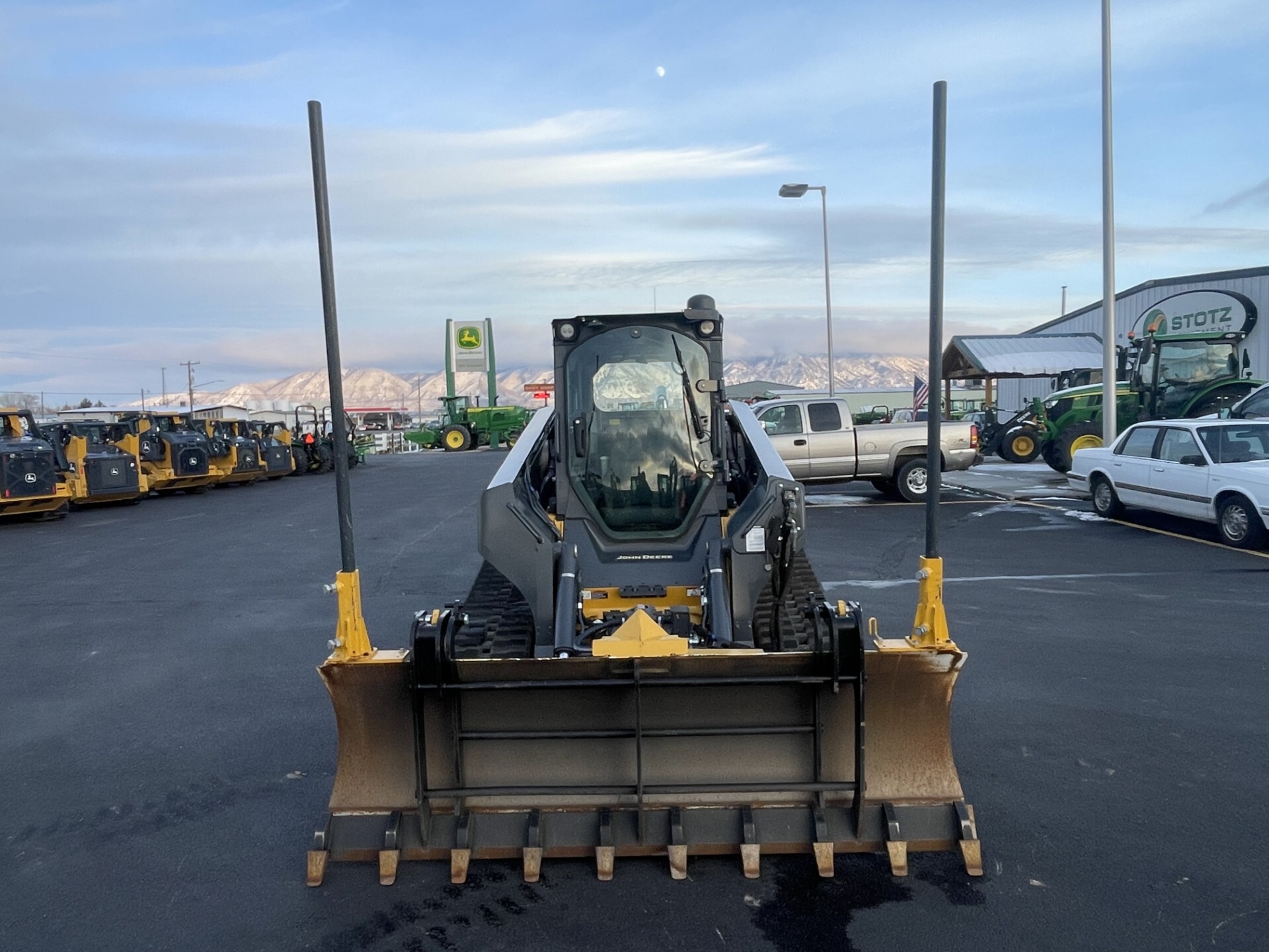 2023 John Deere 333G Image 2