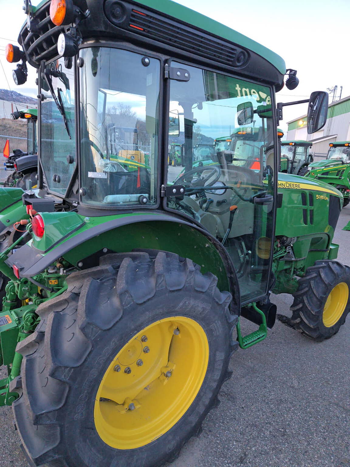 2022 John Deere 5075GN Image 5