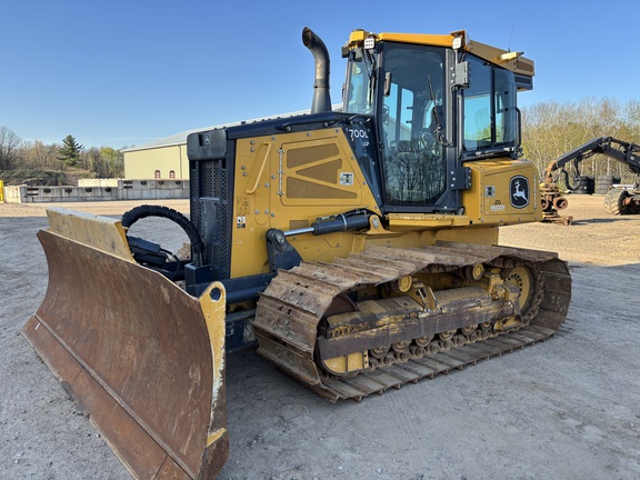 Photo of a 2021 John Deere 700L