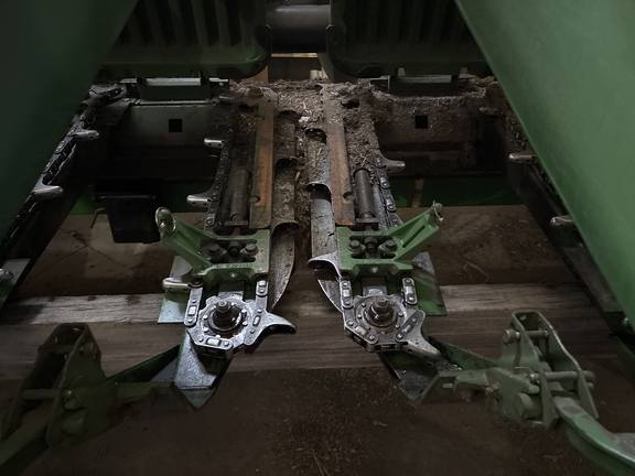 Used 1995 John Deere 693 Corn and Row Crop headers at Koenig Equipment in Greenville, OH - Photo8