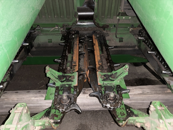Used 1995 John Deere 693 Corn and Row Crop headers at Koenig Equipment in Greenville, OH - Photo11