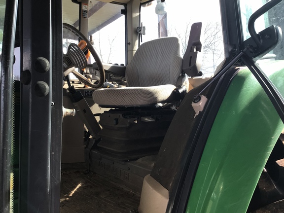 2017 John Deere 6110M Photo 8