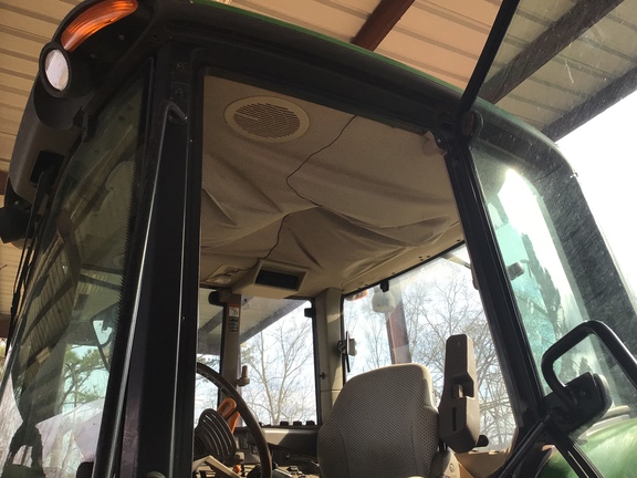 2017 John Deere 6110M Photo 7