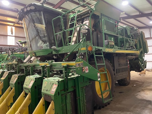 2017 John Deere CP690 Photo 2