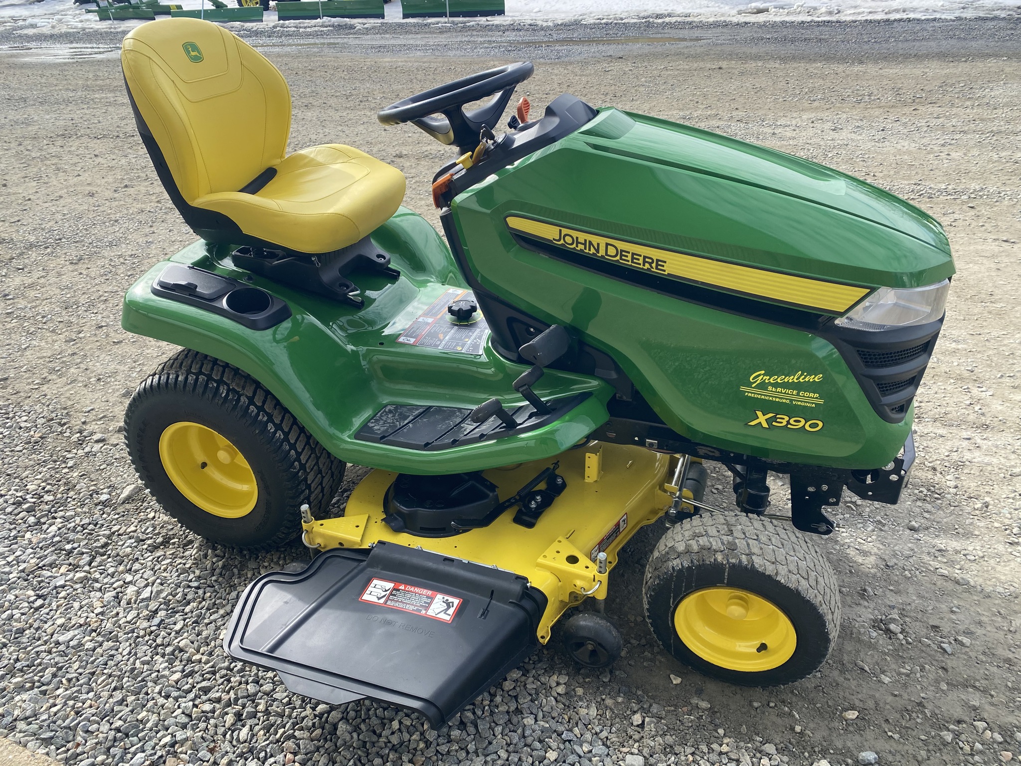 2022 John Deere X390 Image 4