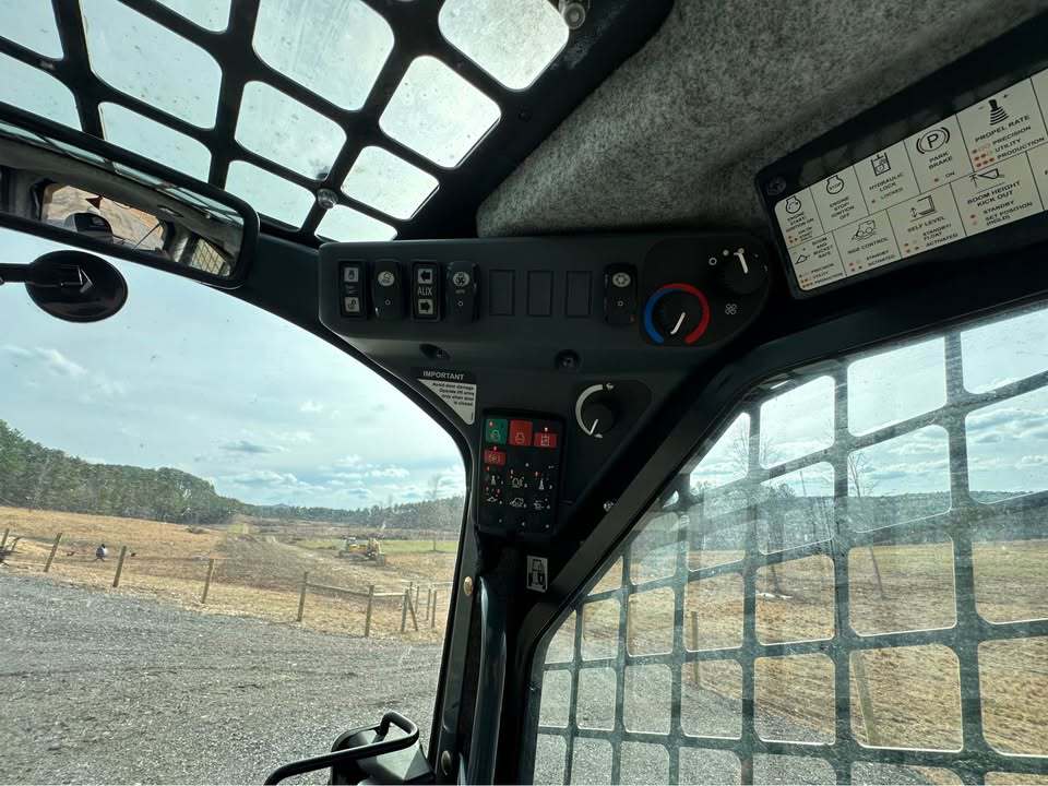 2020 John Deere 331G Image 8